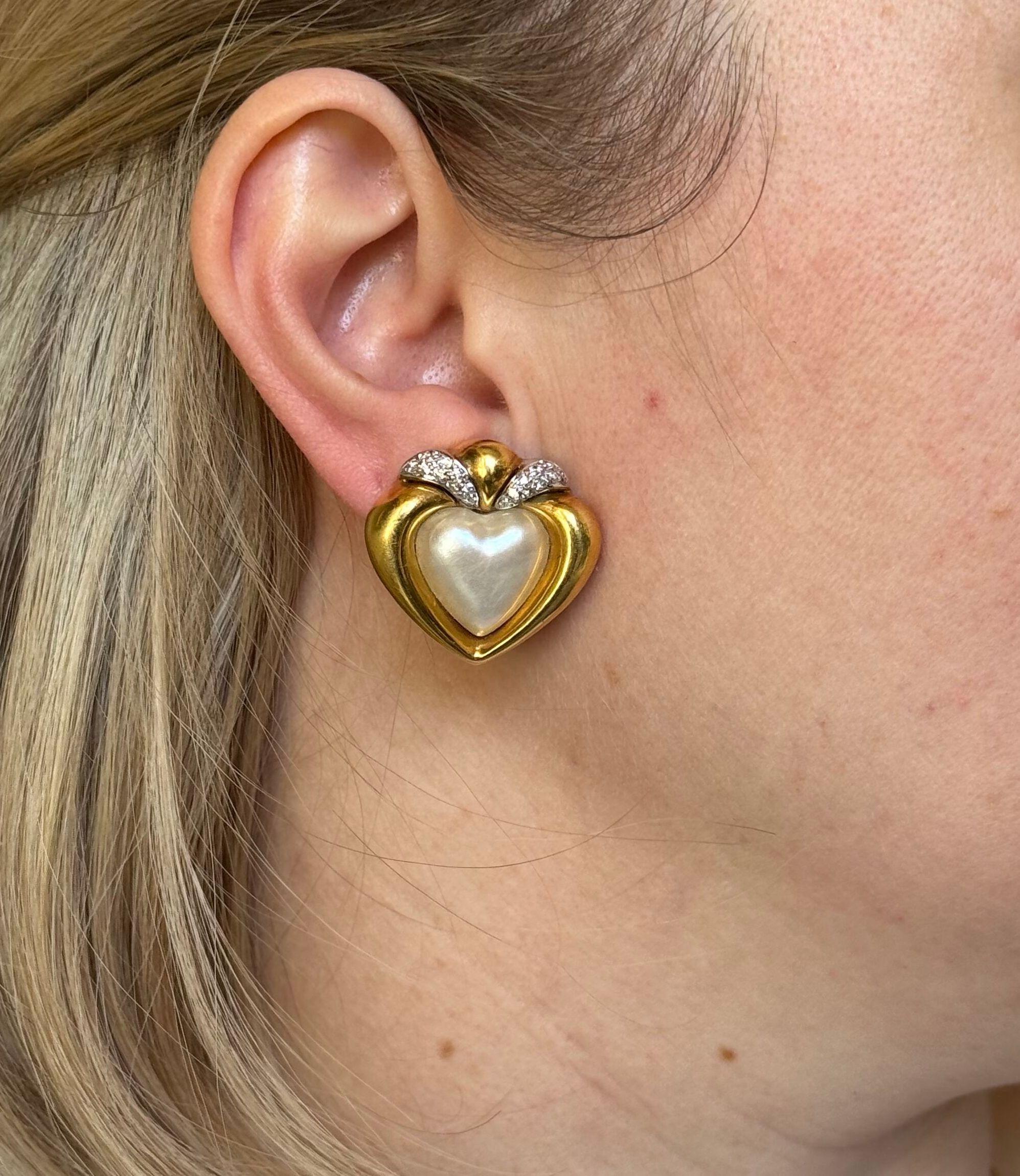 Ein Paar Vintage Piero Milano 18k Gelbgold Herz-Ohrringe, mit mabe Perlen und ca. 0,24ctw G/VS Diamanten.
Die Ohrringe messen 26 mm x 28 mm.
Gekennzeichnet mit Piero MIlano, 750, italienische Marke.
Gewicht - 26,4 Gramm.
