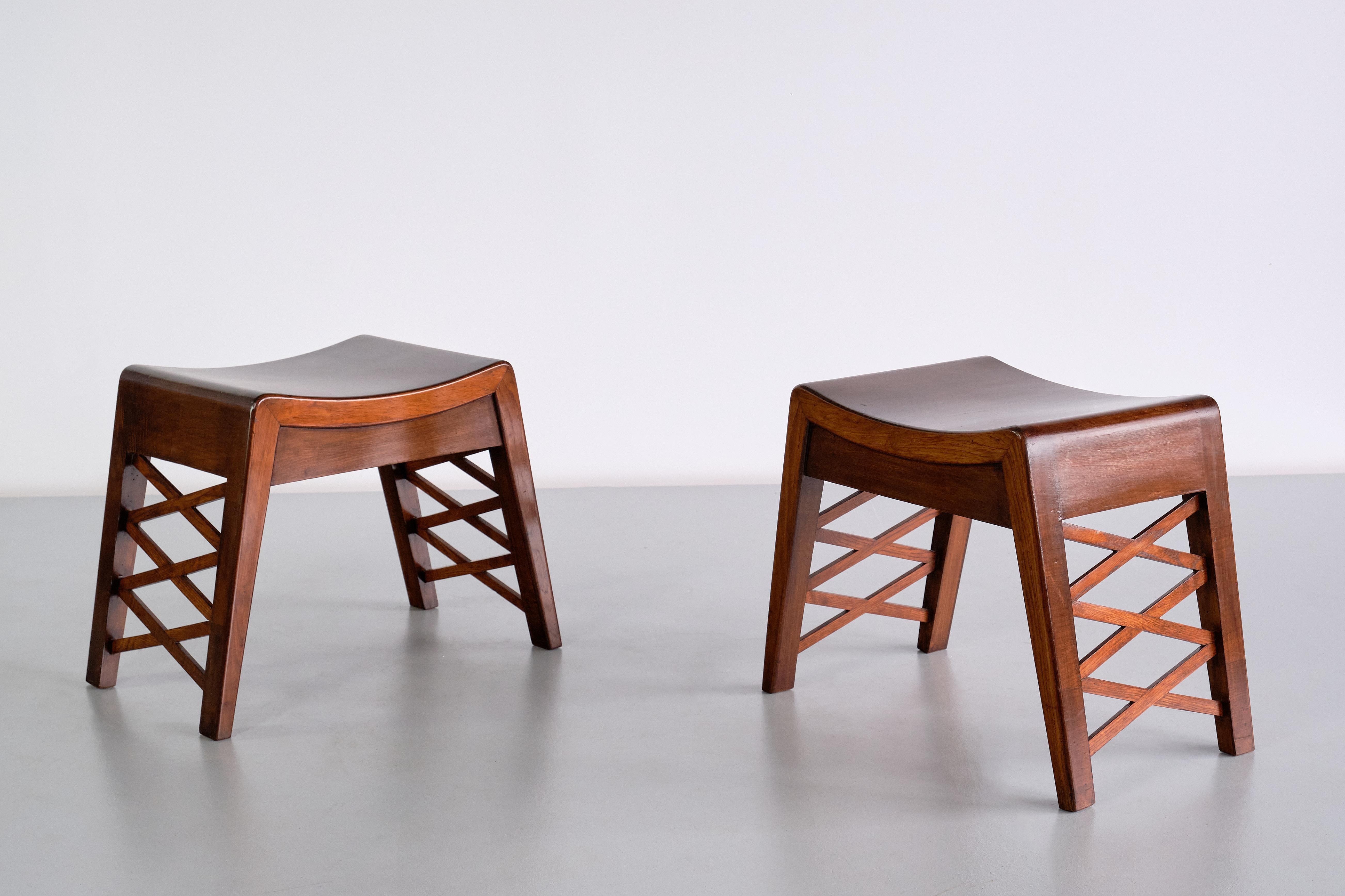 Italian Piero Portaluppi Attributed Pair of Stools in Chestnut Wood, Italy, Late 1930s For Sale