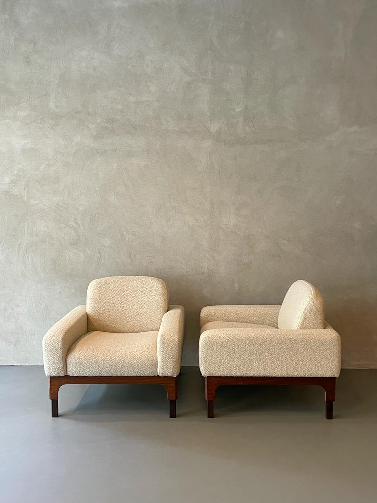 Pair of armchair designed by Piero Ranzani and manufactured by Elam in Italy, 1960s.
Iconic armchairs, whose rosewood structure recalls the typical design that the designer applied to his other creations.
The back, seat and armrests are padded and