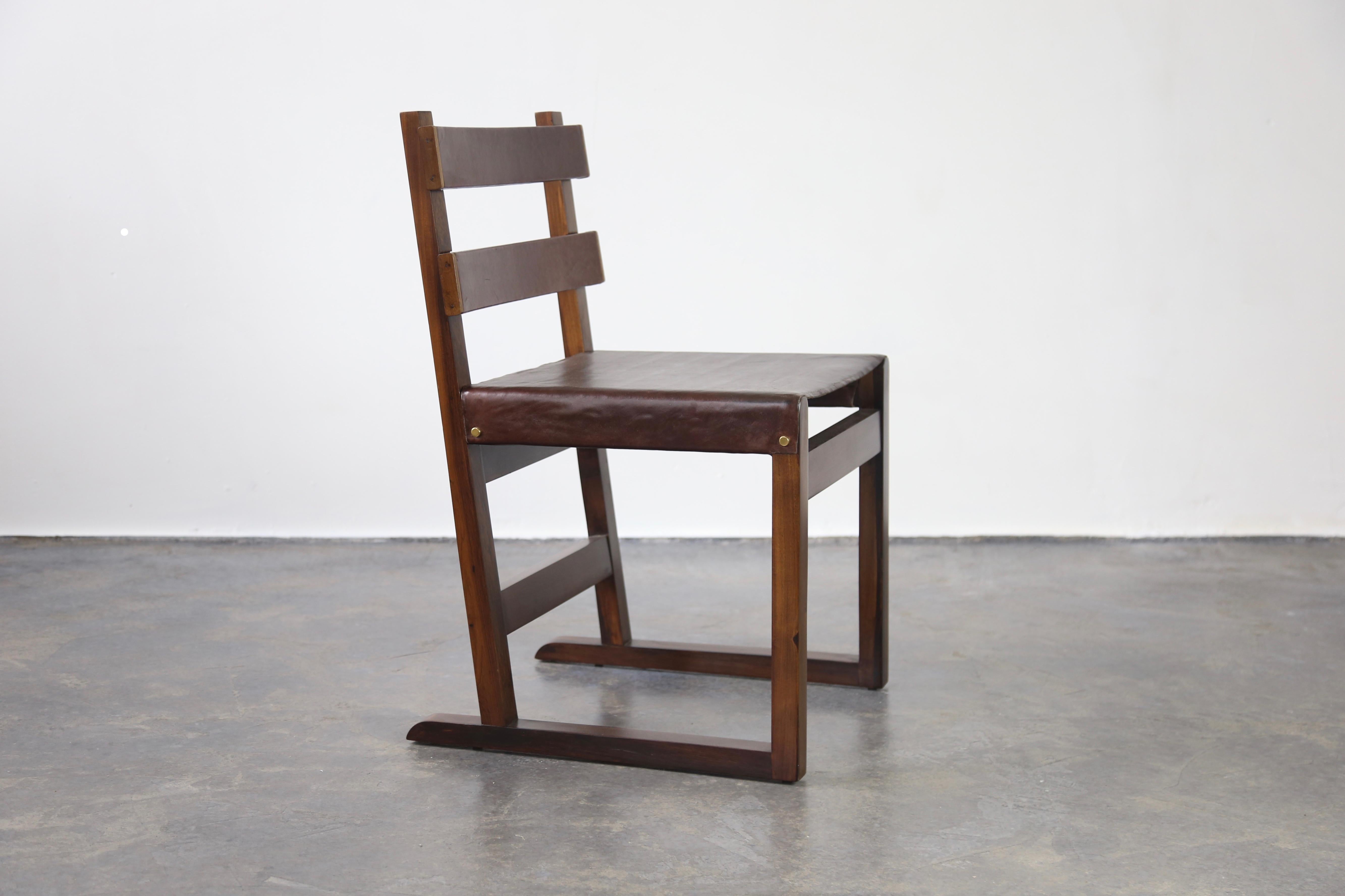 Moderne Chaise à dossier à lattes en cuir enveloppée et longue de Costantini, Piero (en stock) en vente