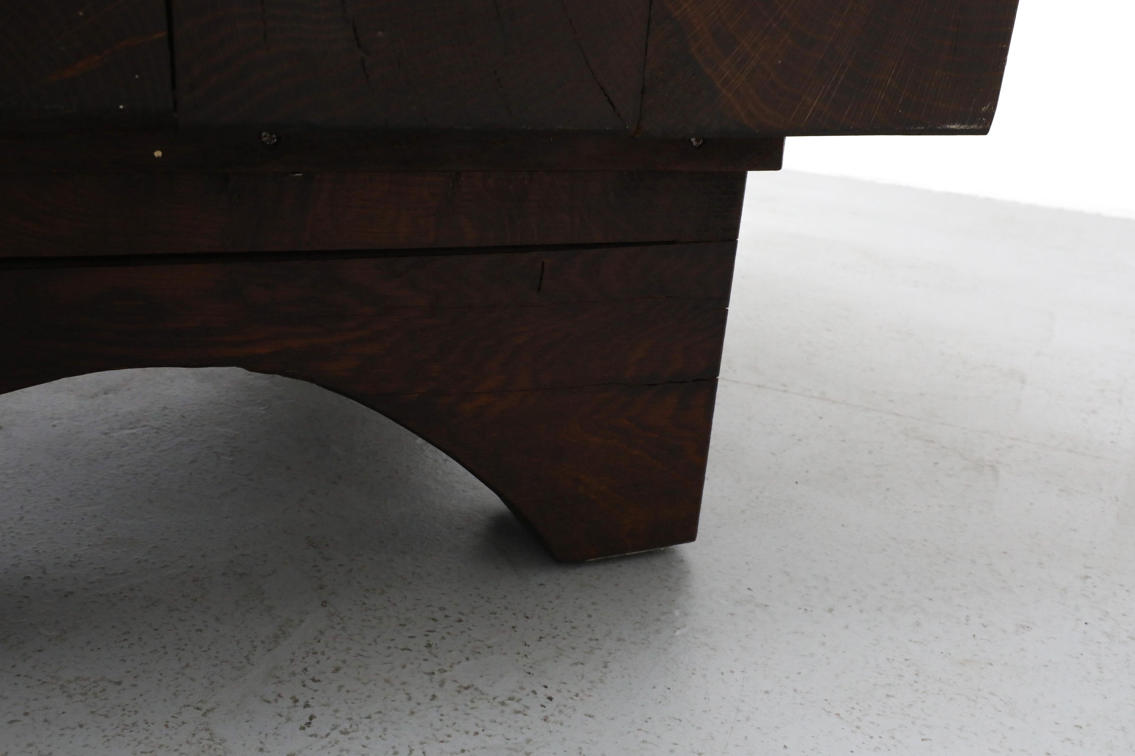 Table basse carrée brutaliste d'inspiration Pierrce Chapo avec pieds arqués en vente 3