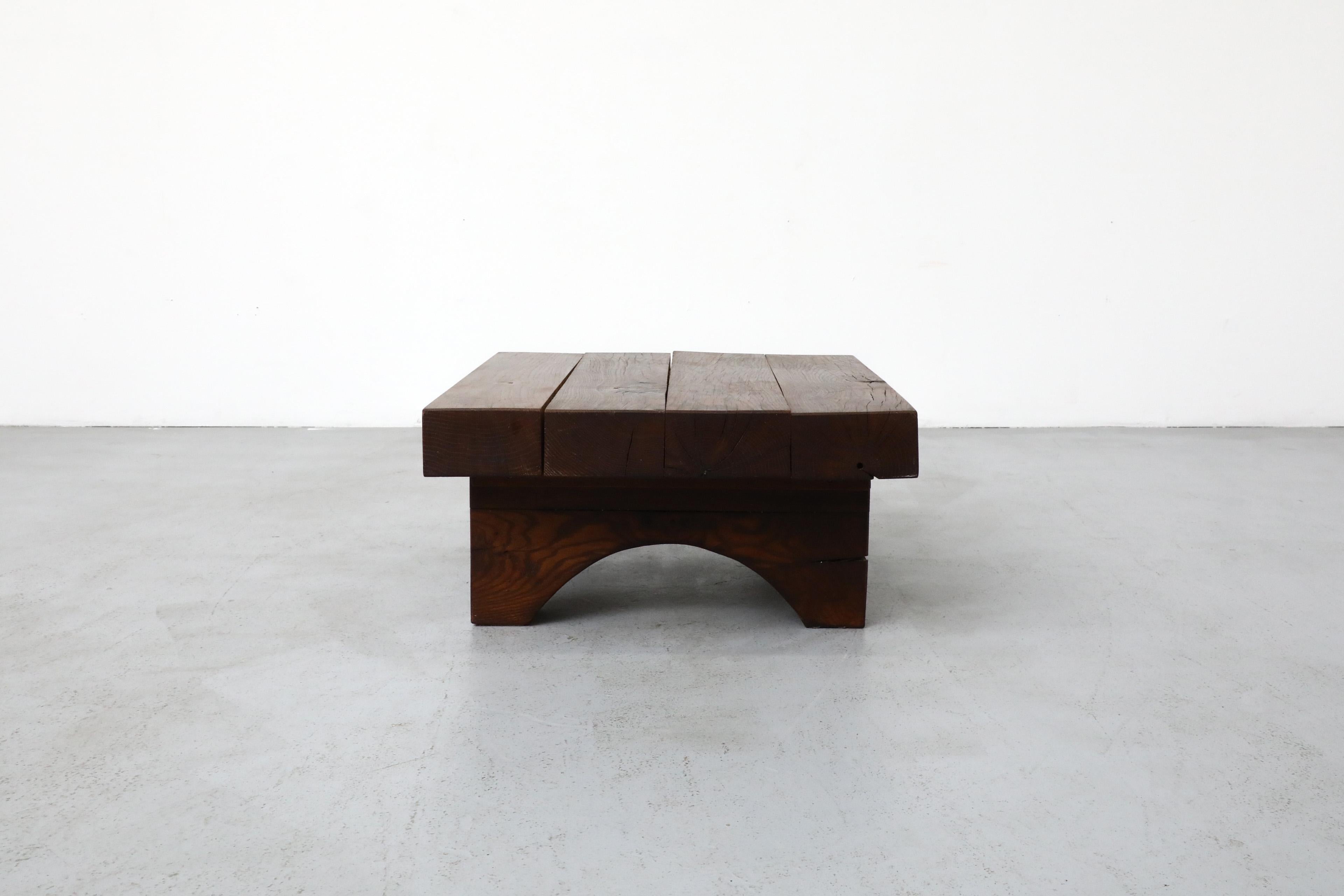 Table basse ou d'appoint carrée brutaliste. Cette table est fabriquée en chêne lourd et solide, avec deux pieds arqués et un plateau épais. En état d'origine avec une usure conforme à l'âge et à l'utilisation.