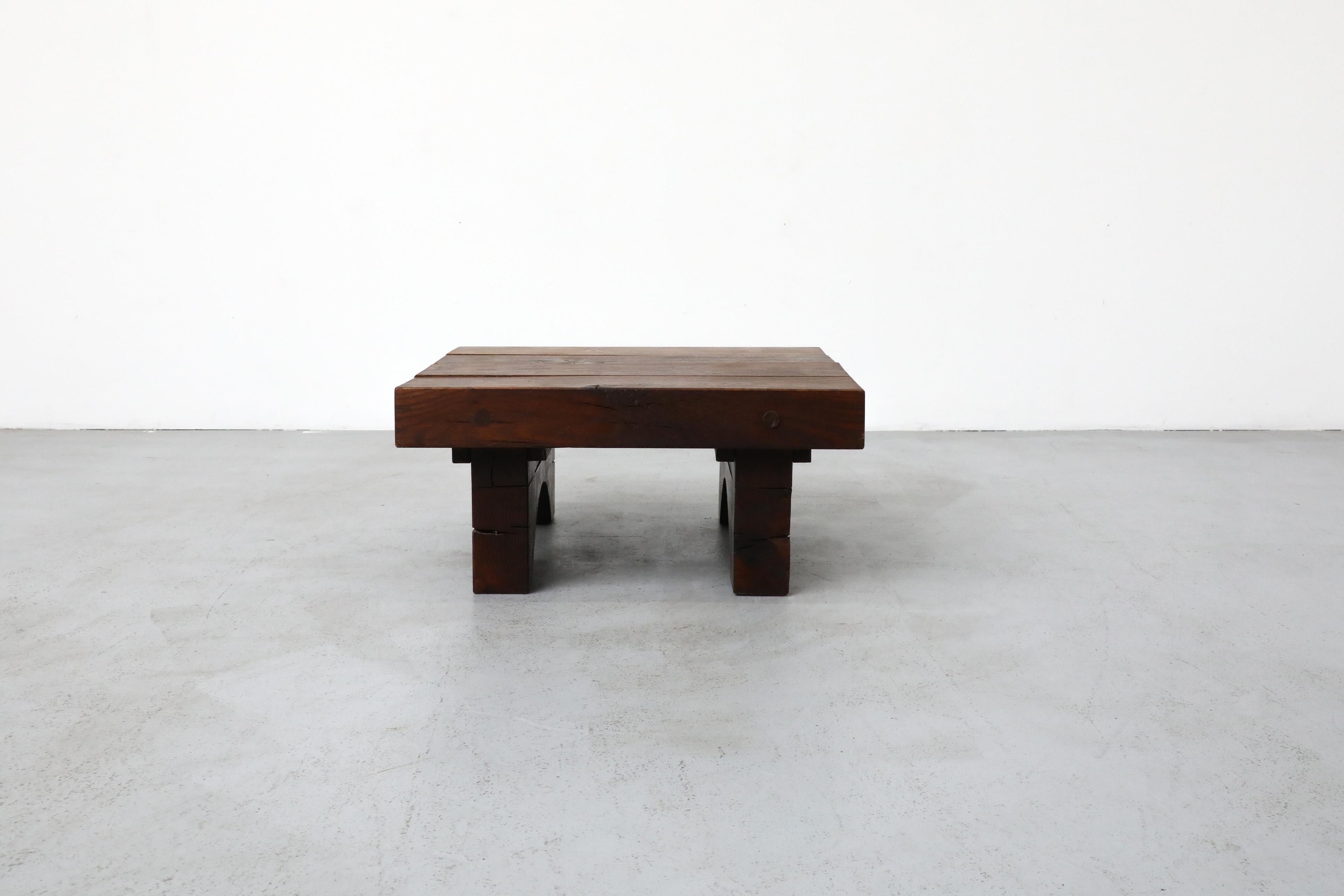 Néerlandais Table basse carrée brutaliste d'inspiration Pierrce Chapo avec pieds arqués en vente