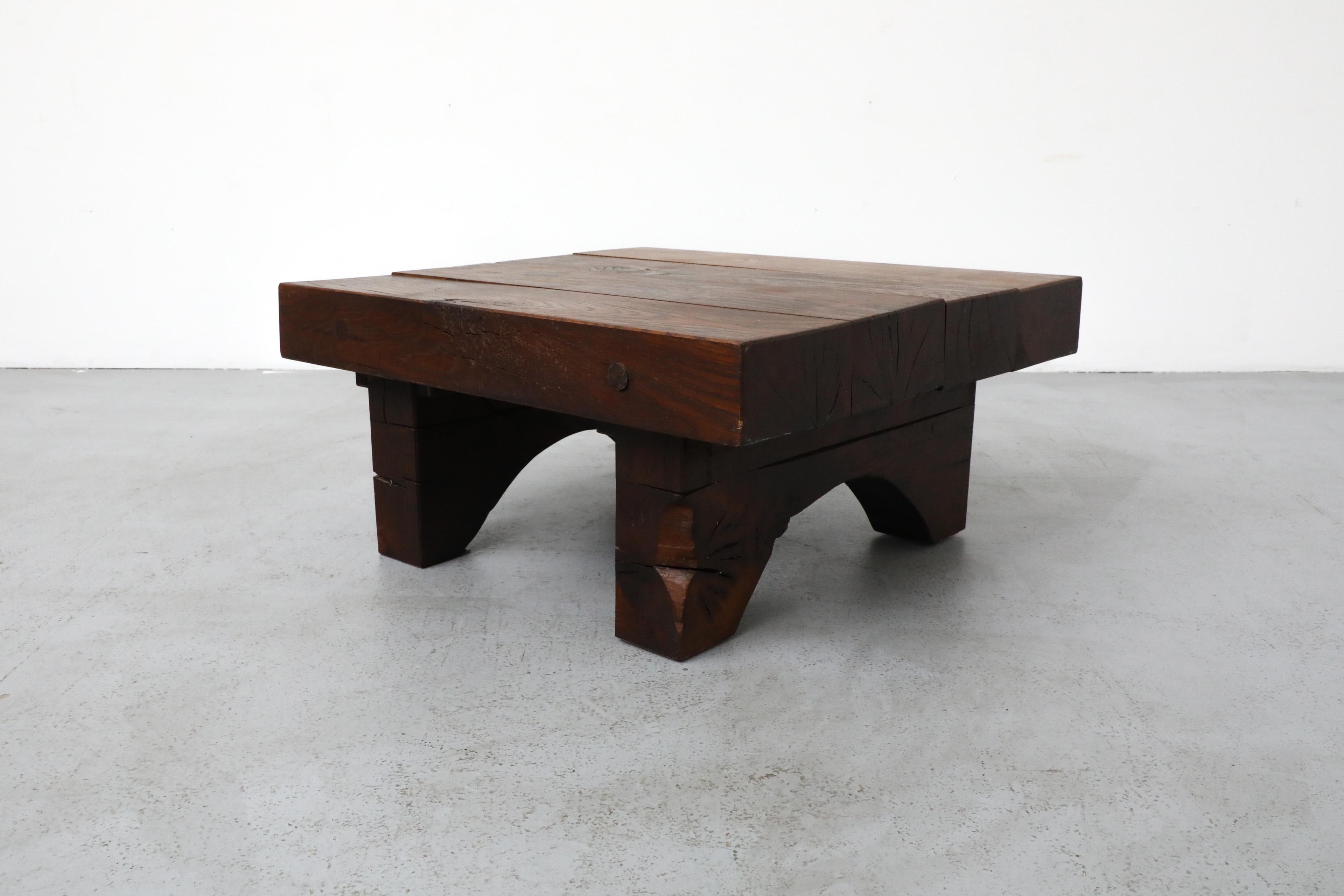 Chêne Table basse carrée brutaliste d'inspiration Pierrce Chapo avec pieds arqués en vente