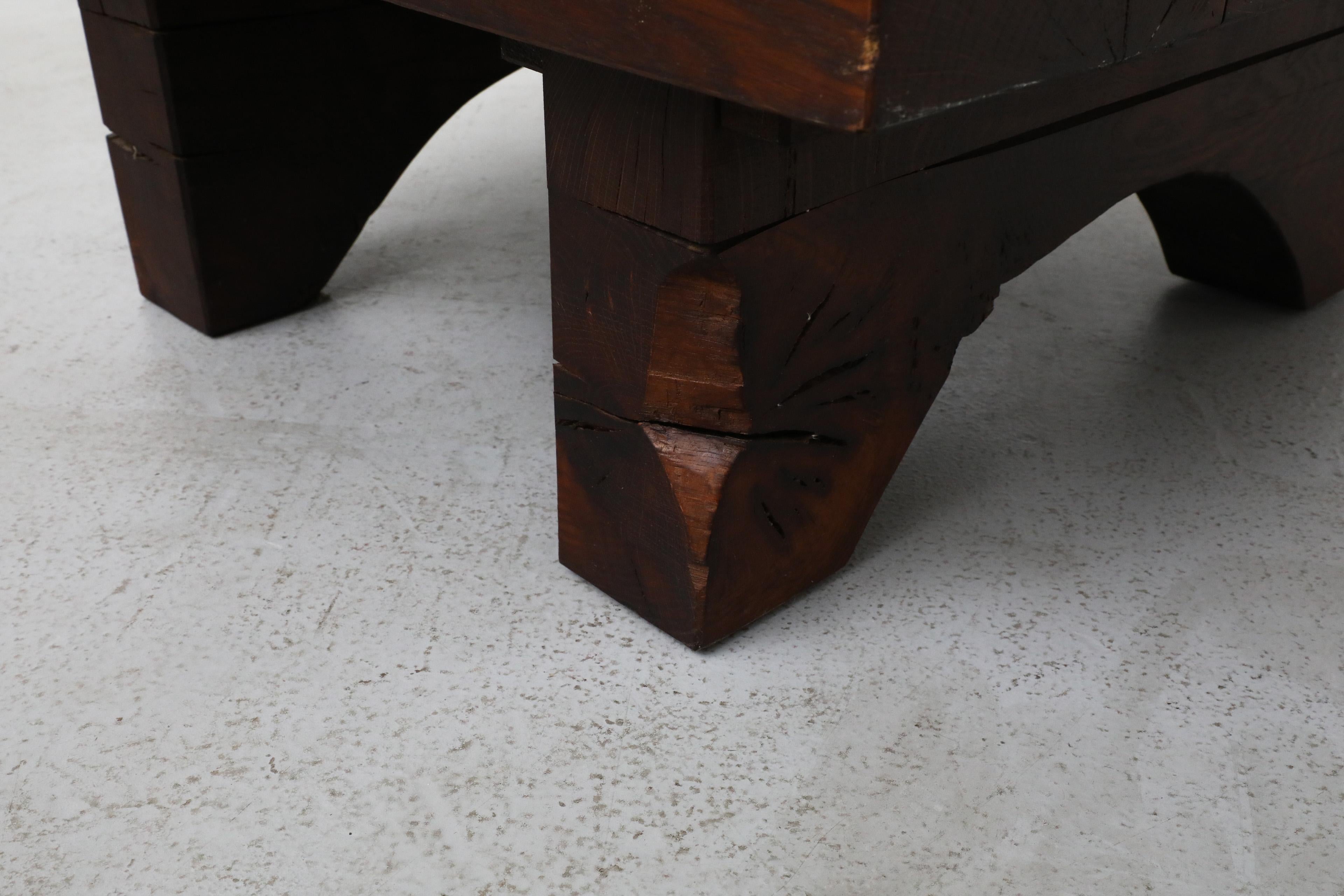 Table basse carrée brutaliste d'inspiration Pierrce Chapo avec pieds arqués en vente 1