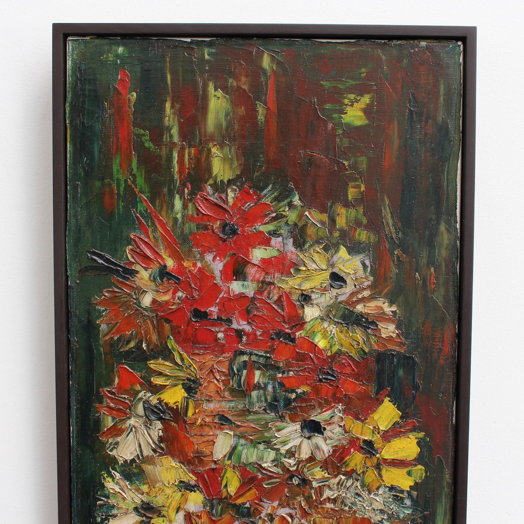 Nature morte aux fleurs des champs, huile sur toile, par Pierre Ambrogiani (vers les années 1960). Unique par son orientation verticale, l'œuvre d'art représente un vase sphérique en verre dans lequel se trouve un arc-en-ciel de fleurs provençales