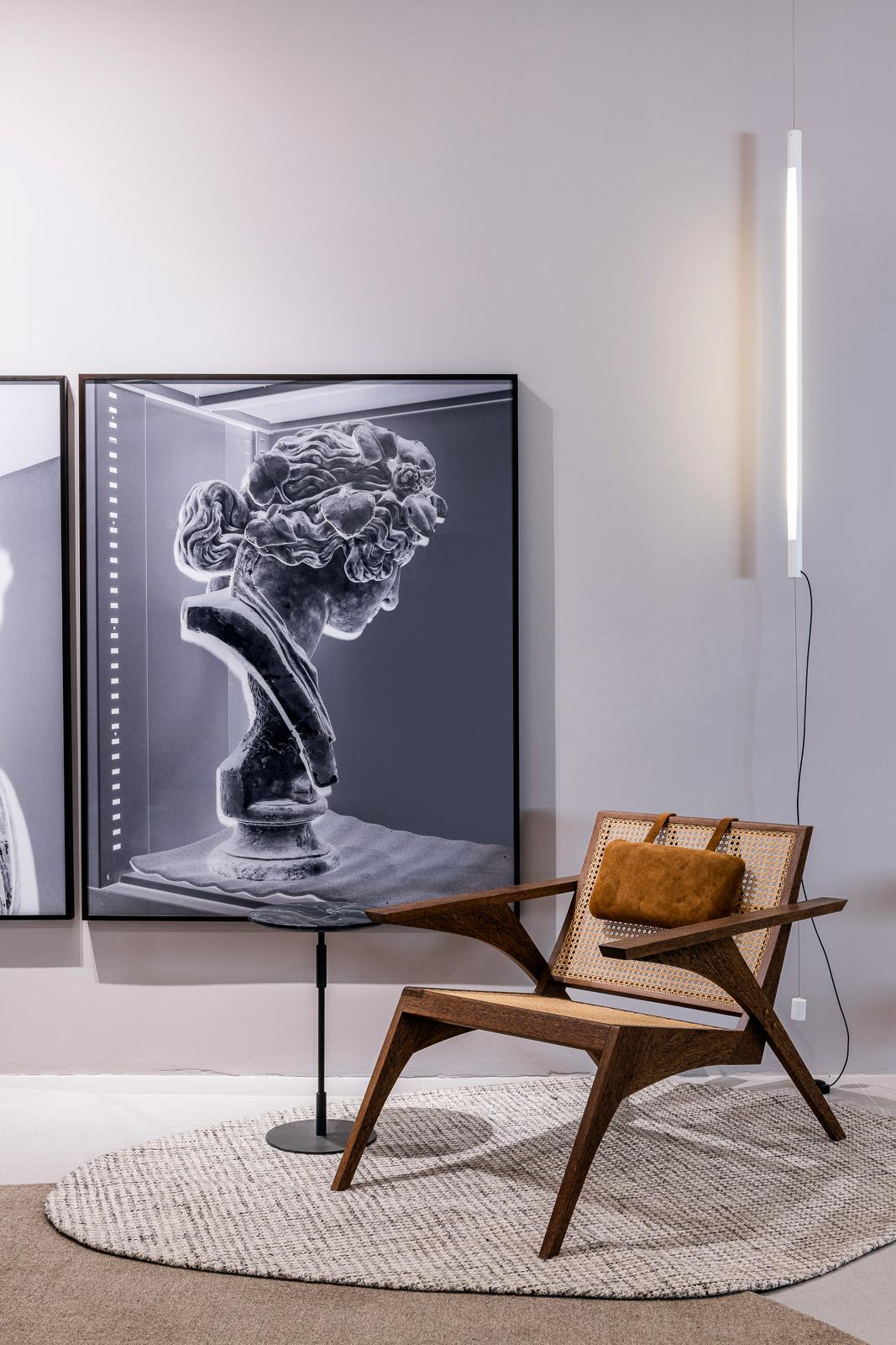 Inspiré du design moderniste, le fauteuil Pierre est fabriqué en bois de Sucupira, connu pour sa rayure unique et sa grande dureté, et en paille naturelle, tressée fil à fil. Avec une finition légèrement satinée, Pierre est une pièce au design