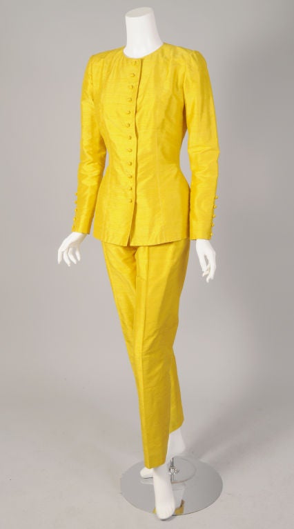 Eine safrangelbe Seidentunika aus den 1970er Jahren und eine dazu passende Hose von Balmain, Paris, sind das perfekte Ensemble für ein Mädchen, das es eilig hat. Dazu noch ein paar tolle Schuhe, ein bisschen Schmuck und eine dunkle Sonnenbrille, und