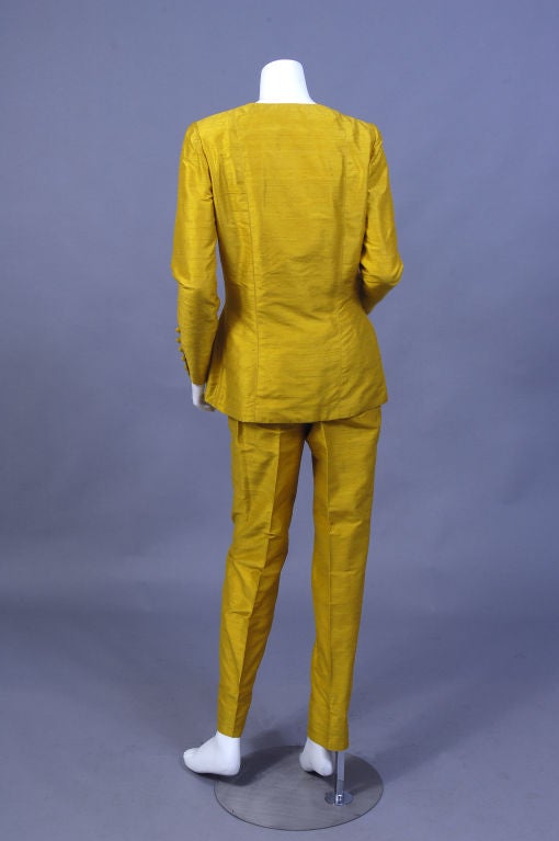 Gelbe Haute Couture-Tunika und Hose aus Seide von Pierre Balmain, 1970er Jahre Damen im Angebot