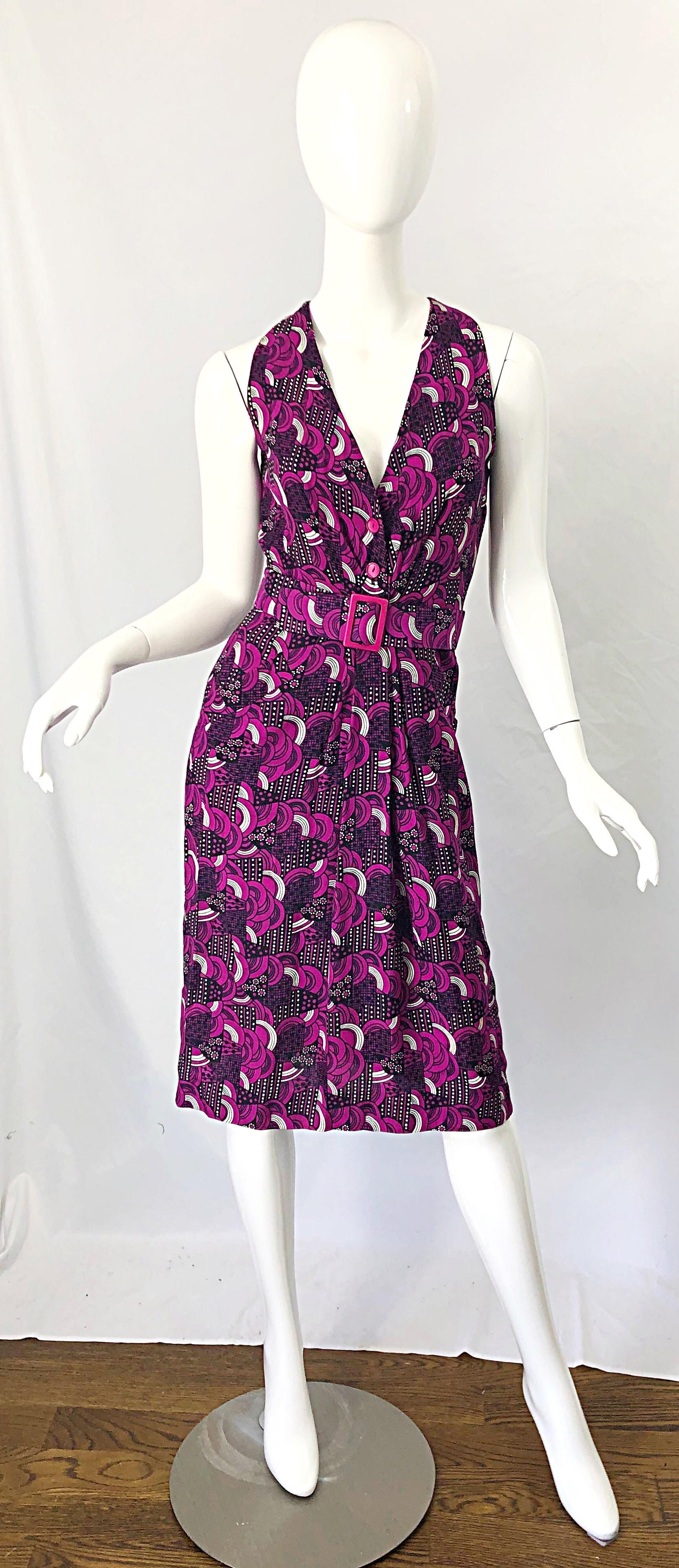 Schickes 1980er PIERRE BALMAIN rosa, schwarz und weiß abstrakter geometrischer Blumendruck ärmelloses Kleid mit Gürtel ! Aus einer weichen Seiden-Leinen-Mischung. Taschen an beiden Seiten der Taille. Knöpfe am Mieder mit verdecktem Reißverschluss an