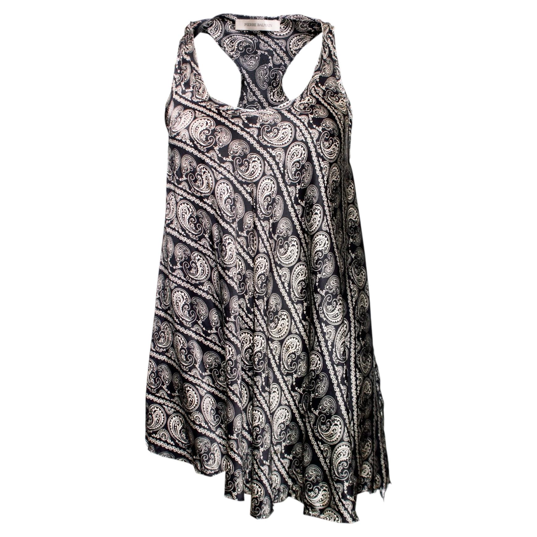 Pierre Balmain, top asimétrico con estampado paisley.