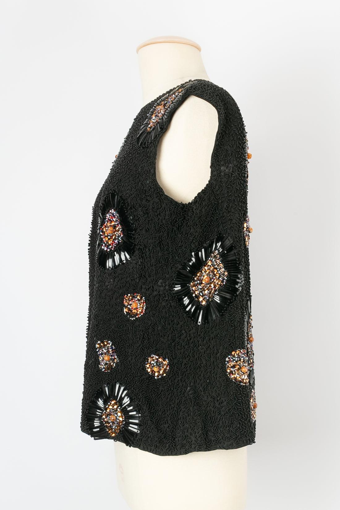 Balmain BALMAIN HAUTE COUTURE - Black silk sleeveless top fully embroidered with multicolored beads and sequins. No composition label or size indicated, fits a 38FR. Circa 1960s.

Additional information:
Condition: Very good condition
Dimensions: