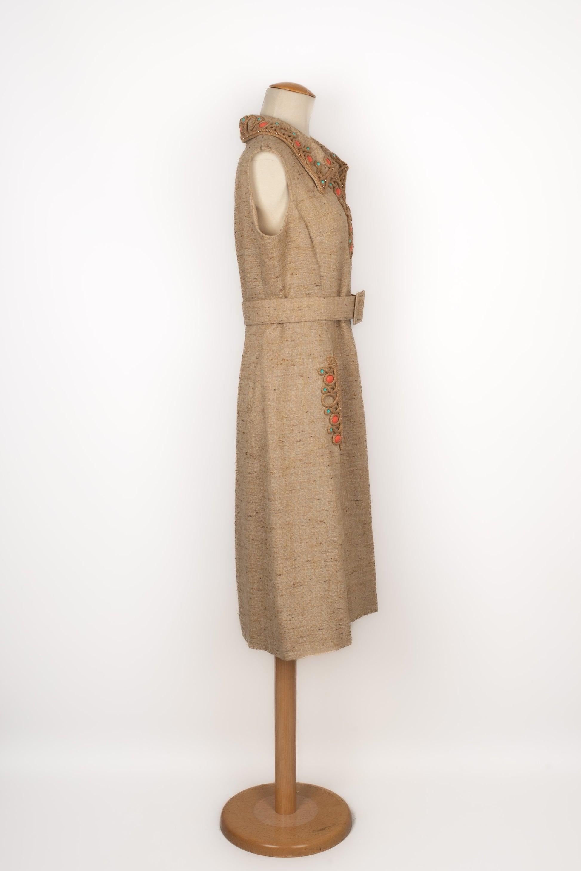 Balmain  - Abito in tela di lino beige, treccia di corda ornata con pietre turchesi e corallo. Mancano le etichette delle taglie e della composizione, ma si adatta a una 38FR.

Informazioni aggiuntive:
Condizioni: Ottime condizioni
Dimensioni: