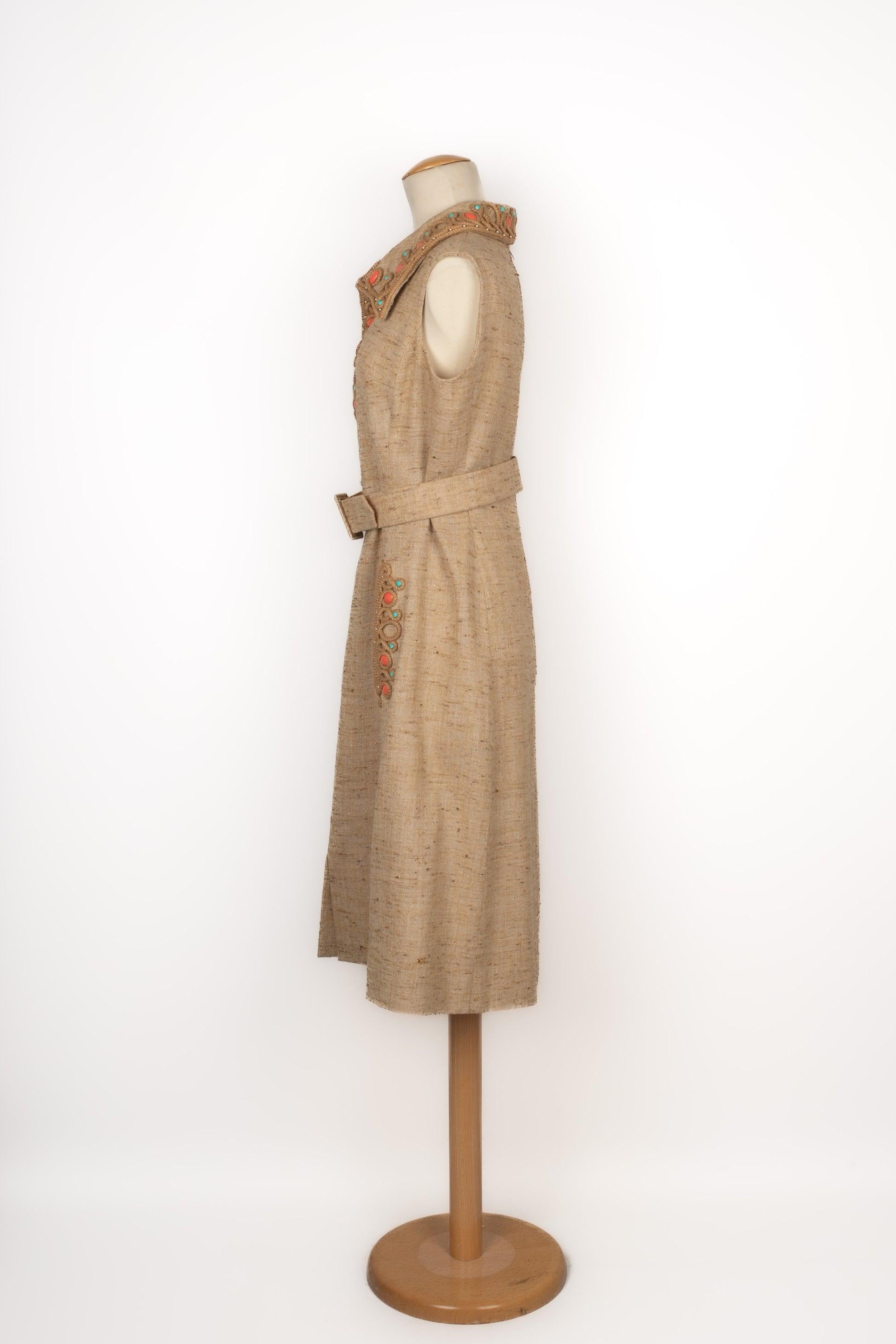 Vestito in tela di lino beige di Pierre Balmain In condizioni ottime in vendita a SAINT-OUEN-SUR-SEINE, FR
