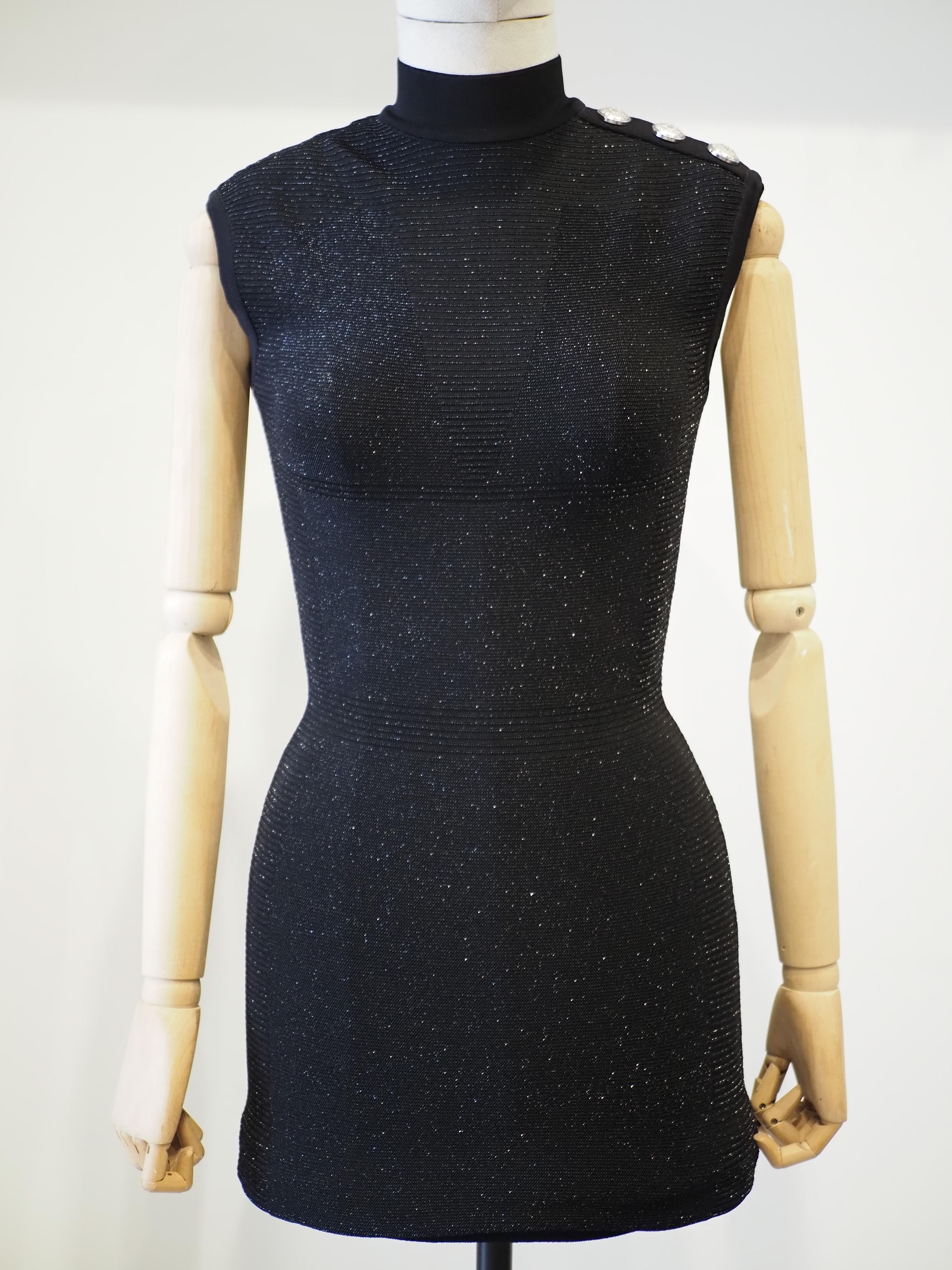 Pierre Balmain black glitter silver hardware dress
totally made in france in size fr36, it 40, S
embellished with silver buttons on shoulders and silver zip on the back
sleeveless