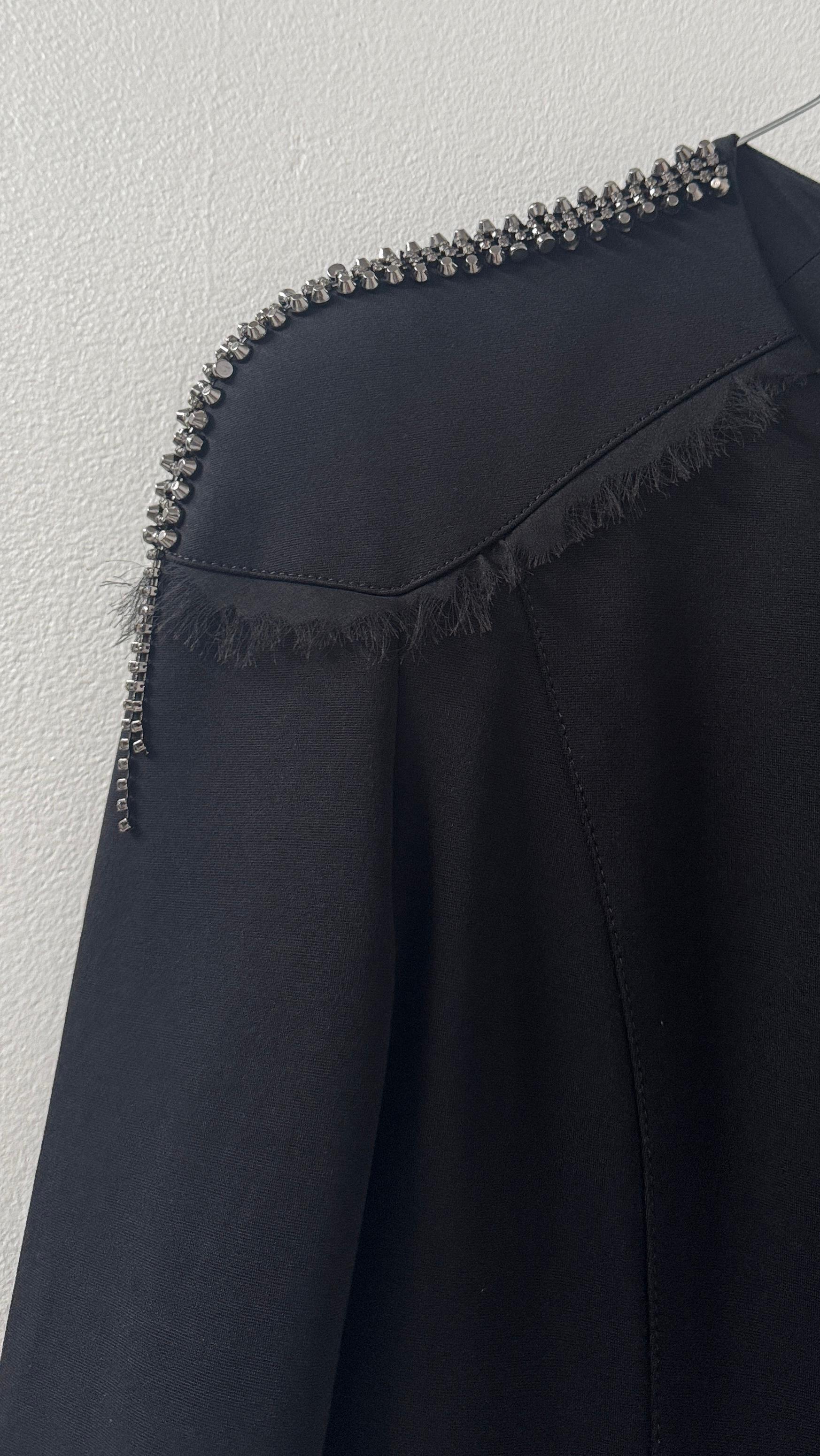Pierre Balmain Schwarzes Minikleid mit Nieten im Zustand „Gut“ im Angebot in Milano, IT