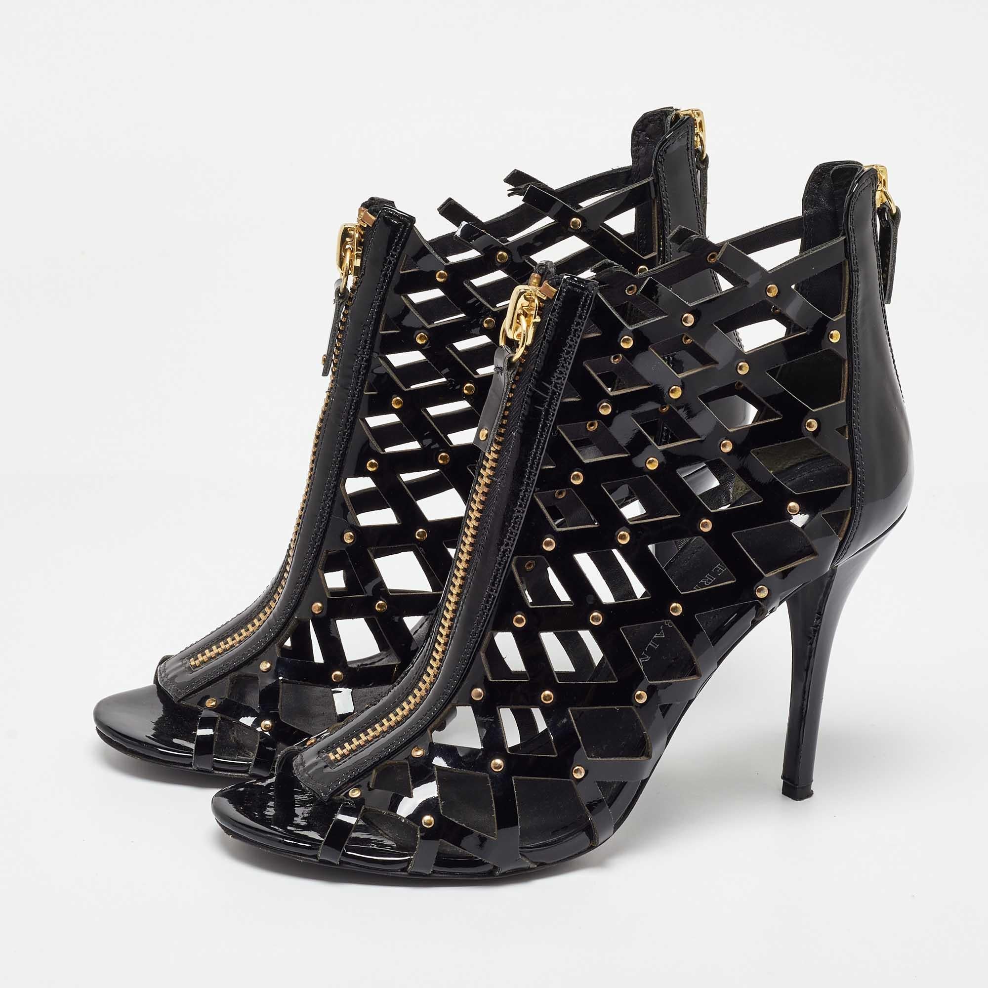 Questi sandali incorniceranno i tuoi piedi in modo elegante. Realizzato con materiali di qualità  hanno un design elegante e solette confortevoli.