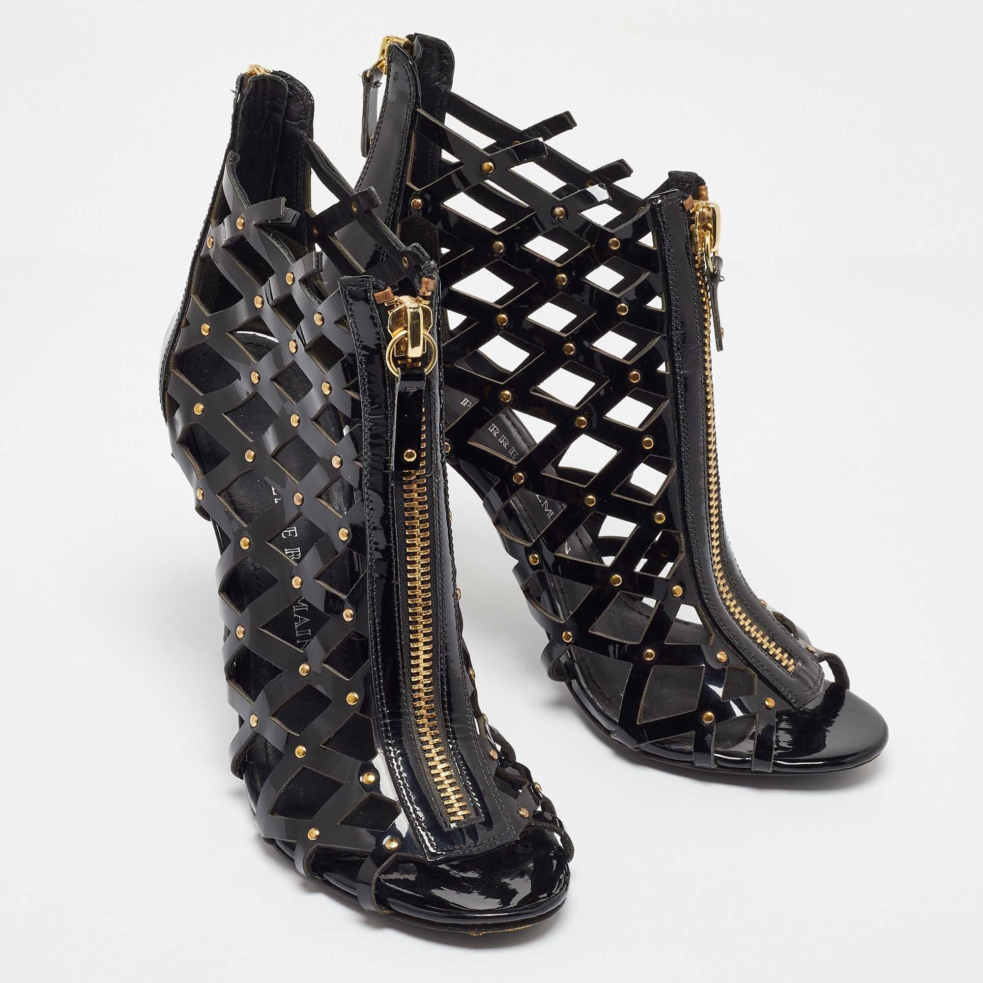 Pierre Balmain Sandali a gabbia con borchie in pelle nera taglia 41 In condizioni buone in vendita a Dubai, Al Qouz 2
