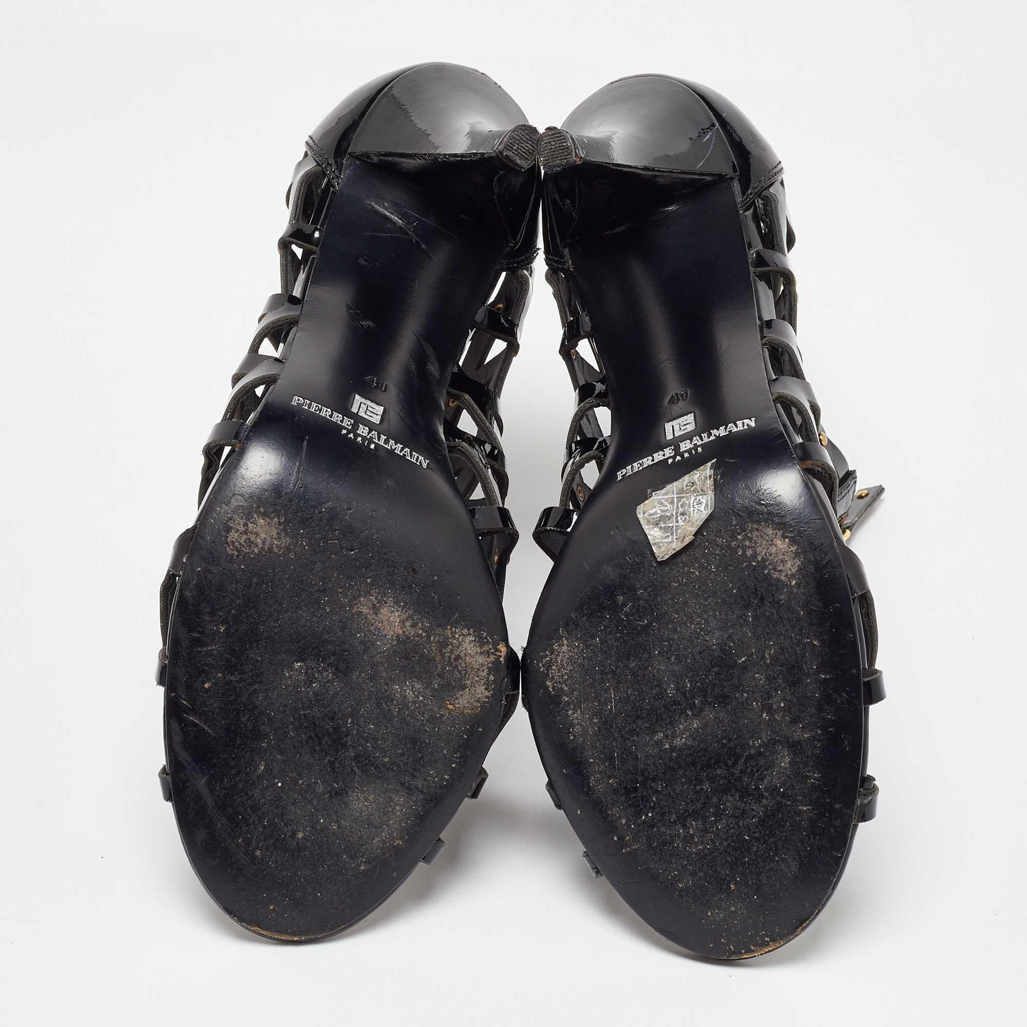 Pierre Balmain Sandali a gabbia con borchie in pelle nera taglia 41 in vendita 1