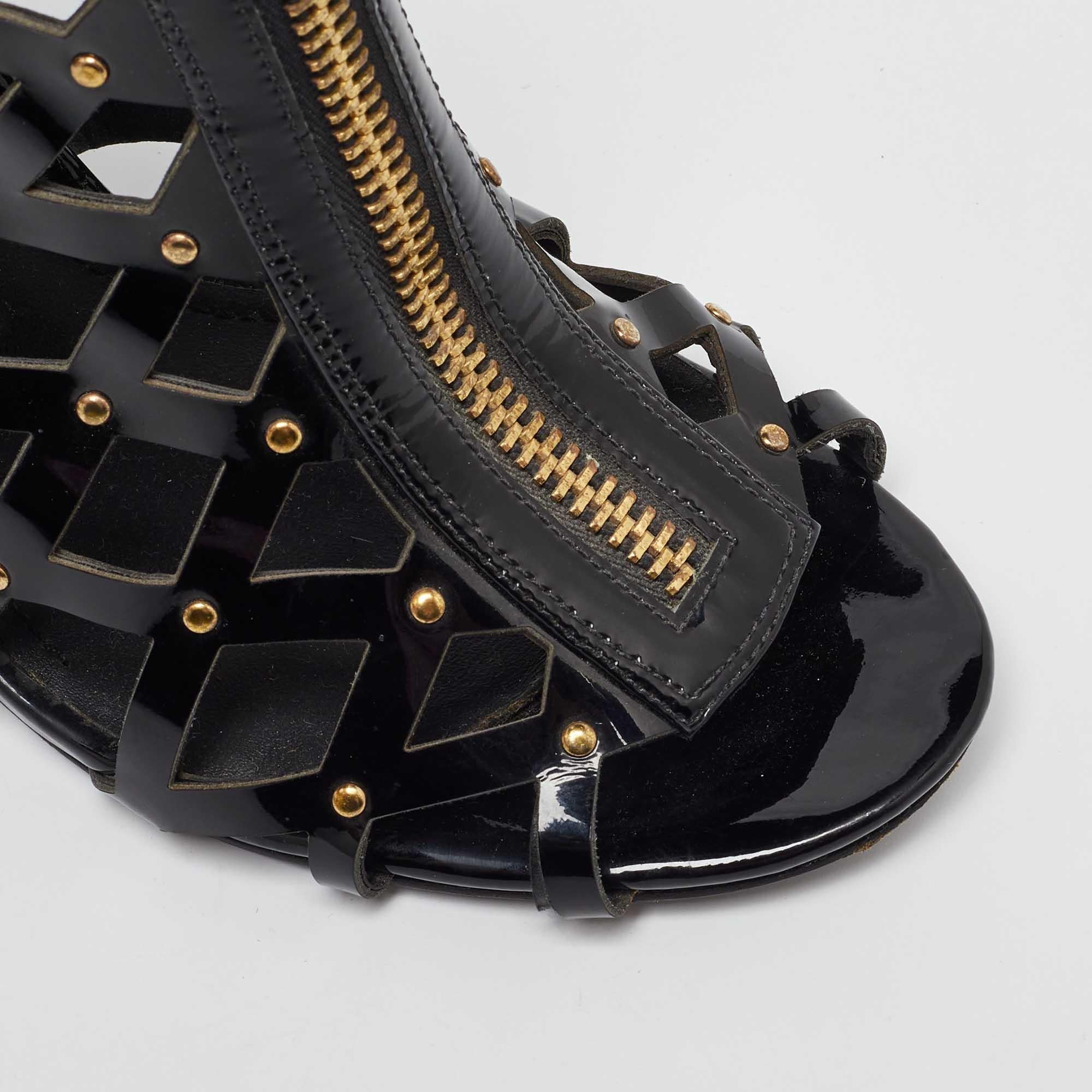 Pierre Balmain Sandali a gabbia con borchie in pelle nera taglia 41 in vendita 2