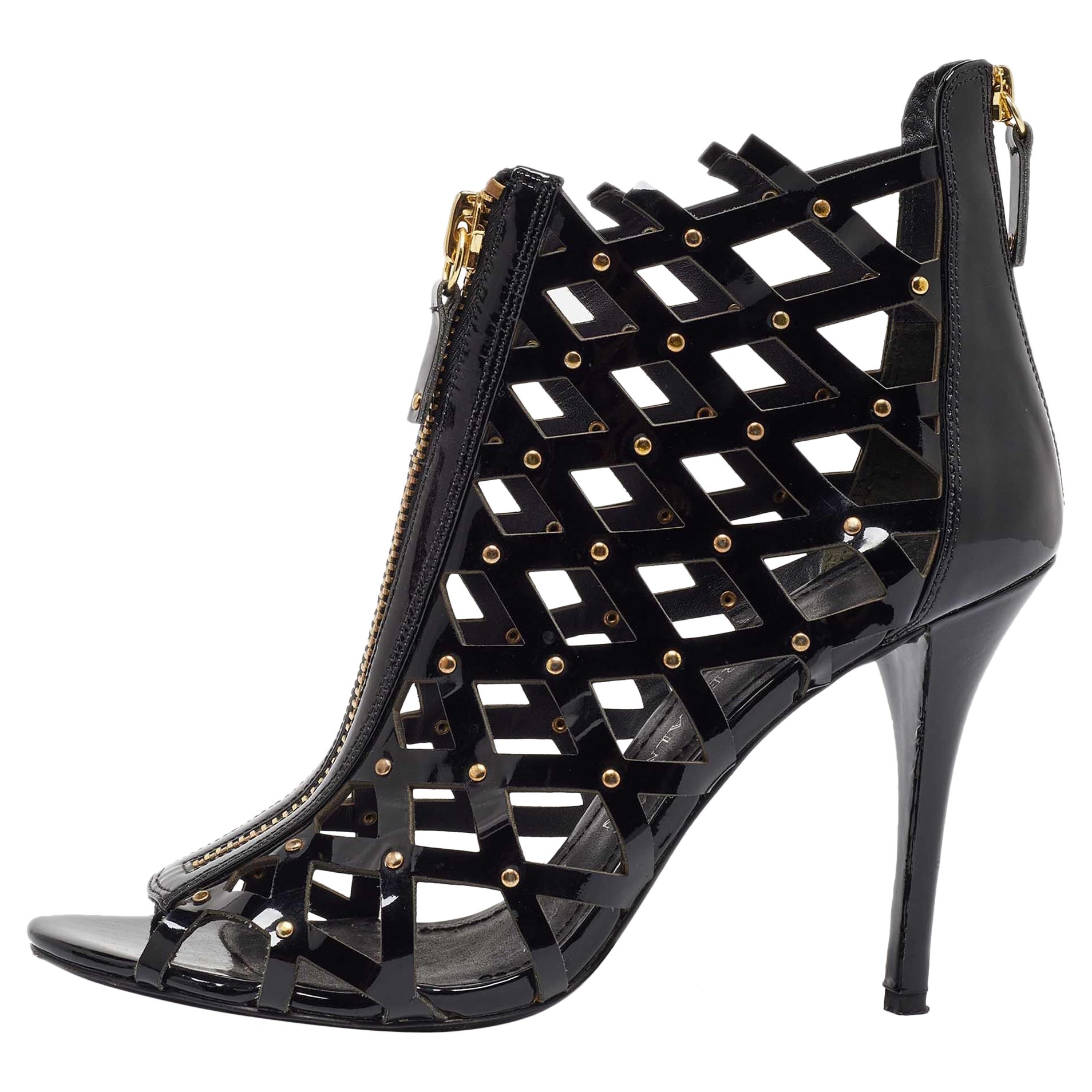 Pierre Balmain Sandali a gabbia con borchie in pelle nera taglia 41 in vendita