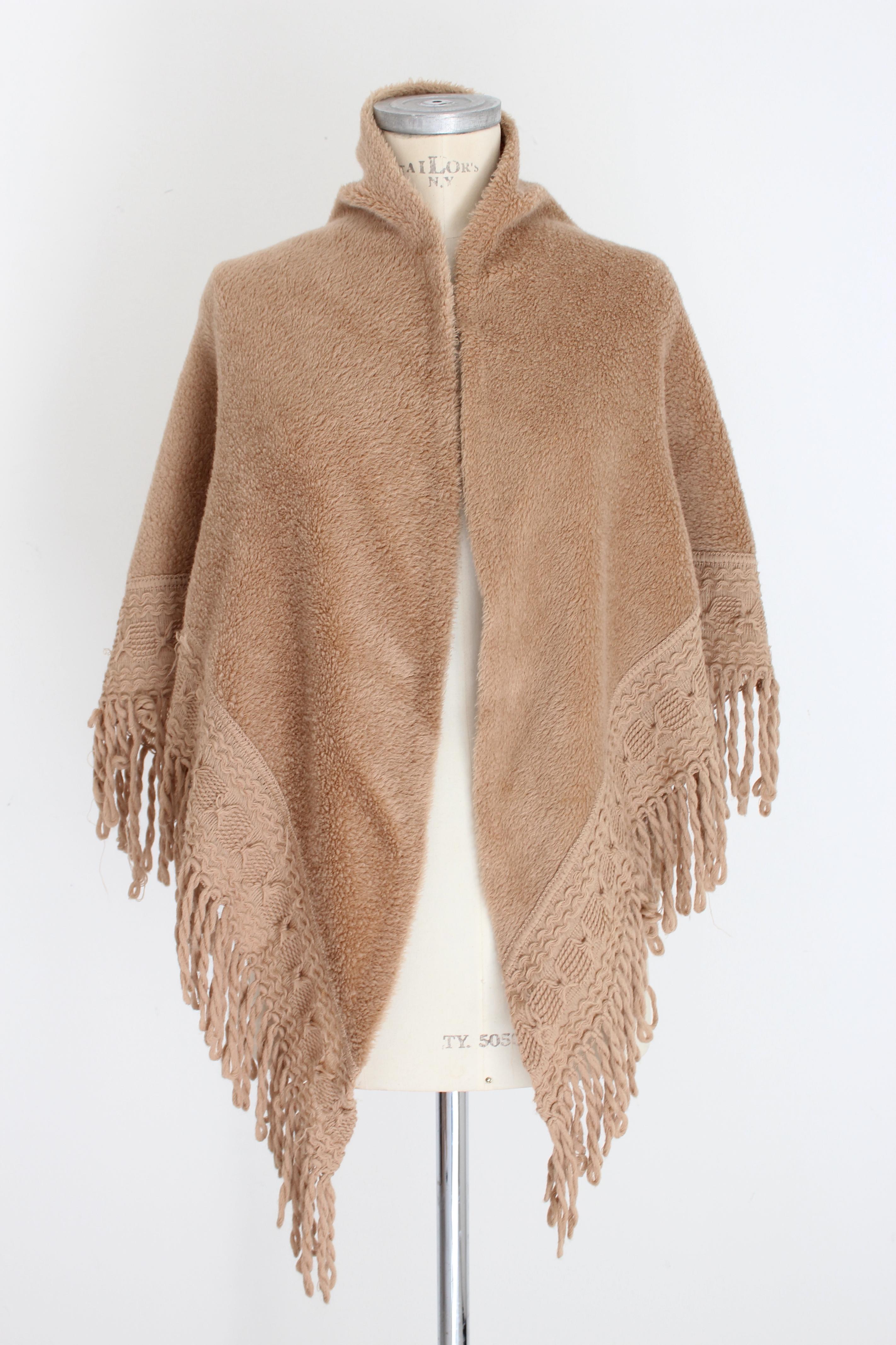 Pierre Balmain Boutique vintage cape 80s. Large wraparound stole, beige color with fringes. 100% wool fabric. Made in France.

Condition: Excellent

Item used few times, it remains in its excellent condition. There are no visible signs of