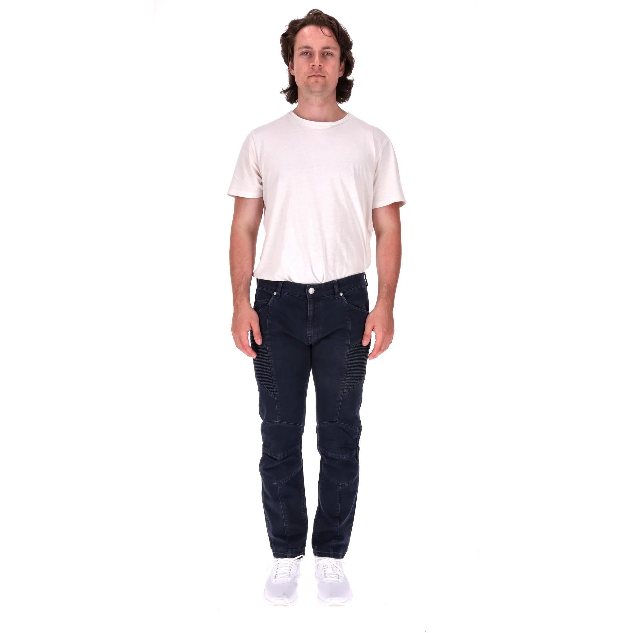 Pierre Balmain Cotton Biker Jeans

Washed black jeans with panelled biker seams and knee pad design.

Featuring subtle distress look and silver logo engraved hardware.

Size - 36

Condition - Good/Very Good (General signs of wear)

Composition -