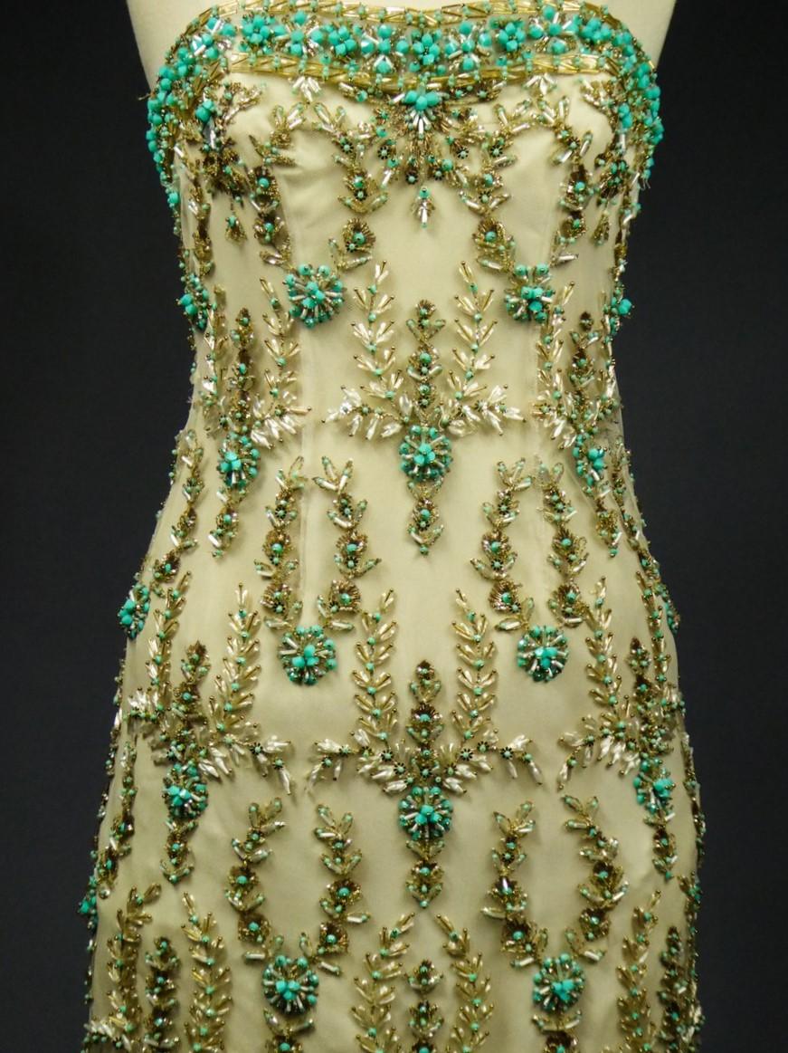 Frühjahr 1963

Frankreich

Majestätisches Cocktailkleid aus besticktem Tüll von Pierre Balmain Haute Couture mit der Nummer 127770 aus der Frühjahr-Sommer-Kollektion 1963 mit prestigeträchtiger Provenienz. Kurzes Etuikleid mit großem:: offenem