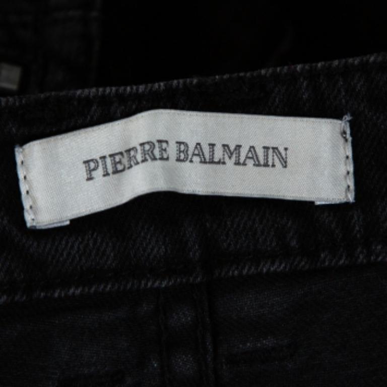 Pierre Balmain offers you a fashion-savvy approach through this mini skirt. It is tailored in denim fabric with a short length. Flaunting a washed effect throughout, the skirt is designed with multiple pockets and a zip fastening. Elevate your