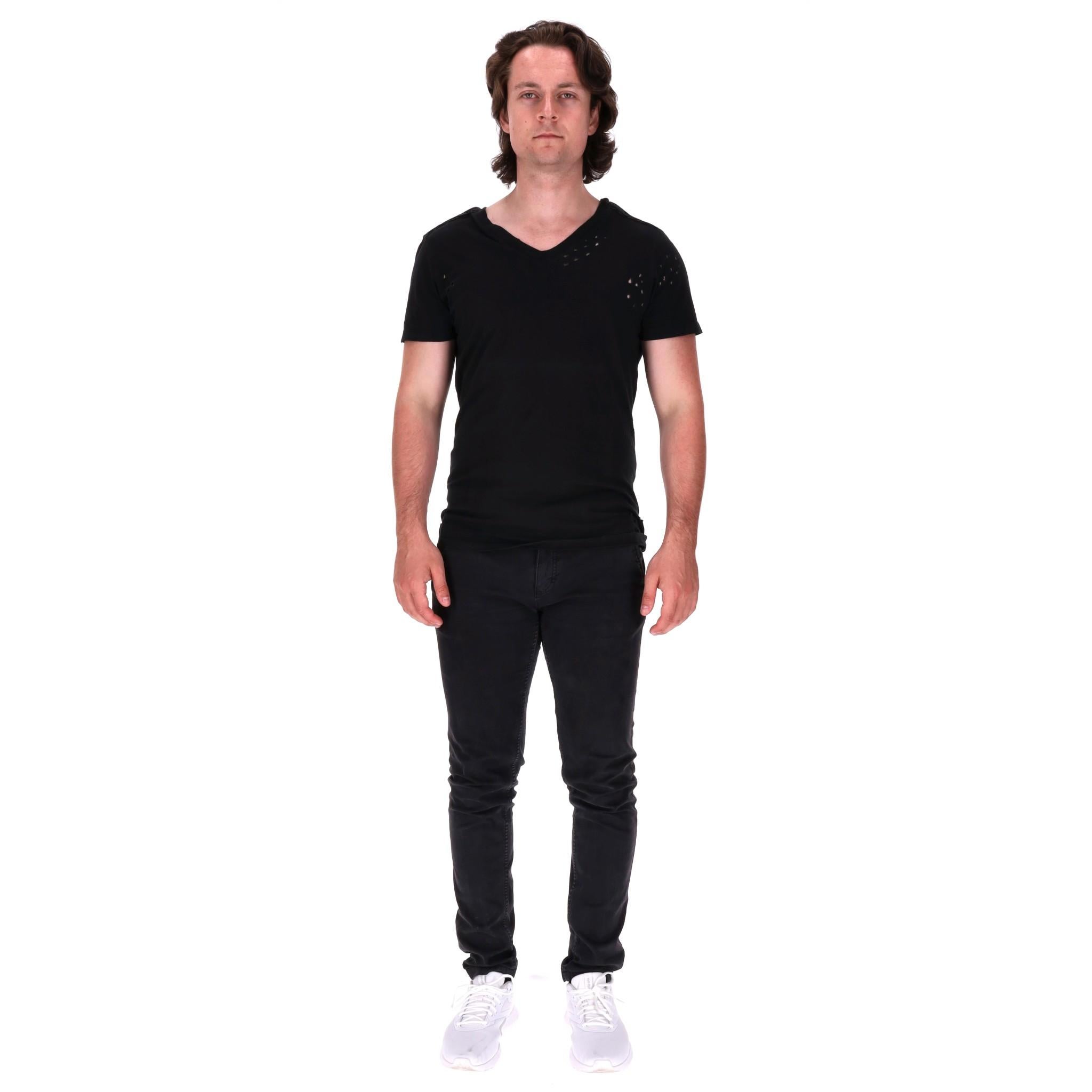 Pierre Balmain Distressed Cotton T-Shirt

Black distressed style t-shirt with V-Neck and short sleeves.

Detailed with 'Pierre Balmain' wording to rear.

Rrp Approx. £400

Size – 46FR

Condition – Very Good

Composition – 100% Cotton