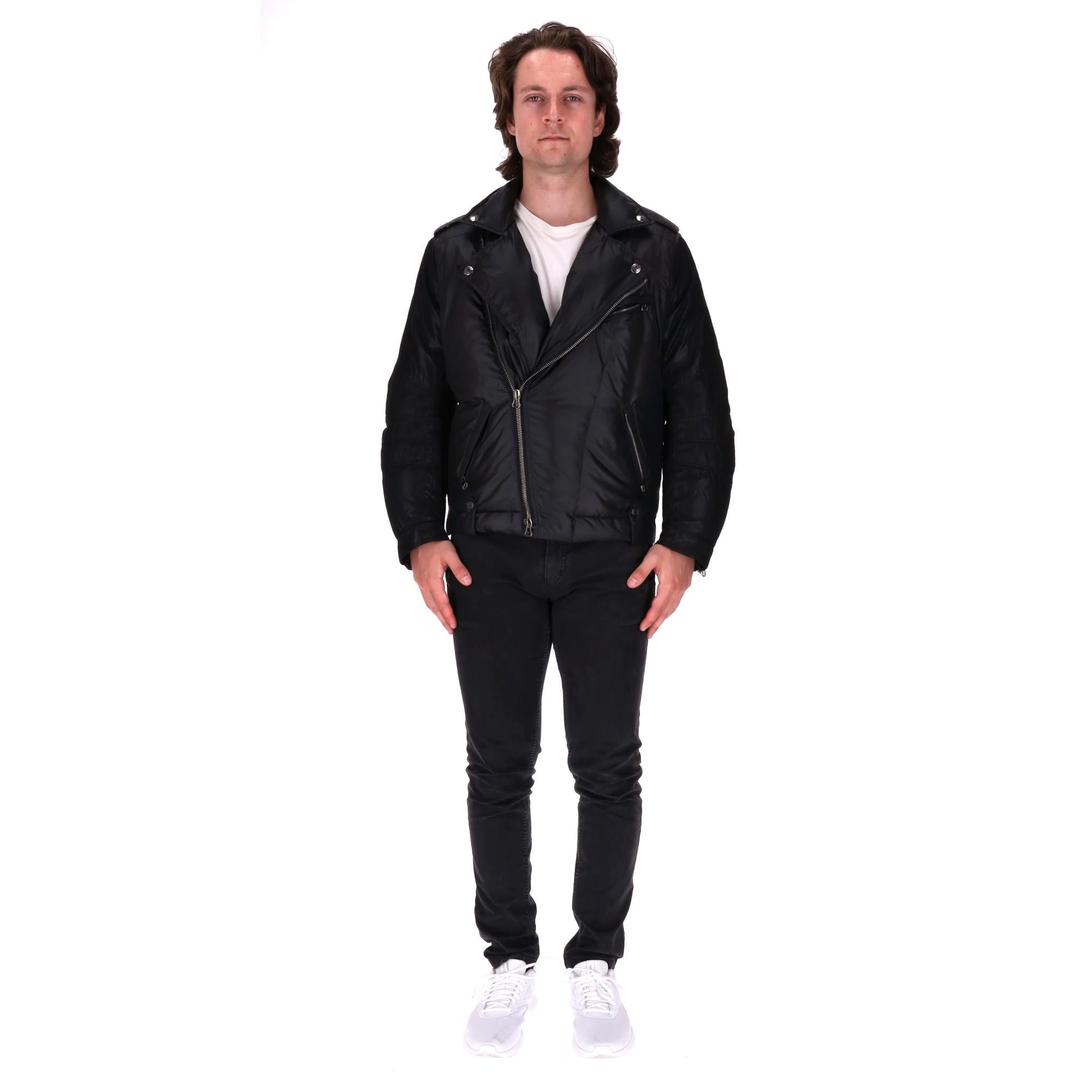 Giacca in piuma d'oca di Pierre Balmain

Giacca puffer nera imbottita di piumino e piume.

Caratterizzato da scollo con colletto, chiusura asimmetrica con zip e polsini con zip.

Dettagliato con hardware color canna di fucile e bottoni automatici