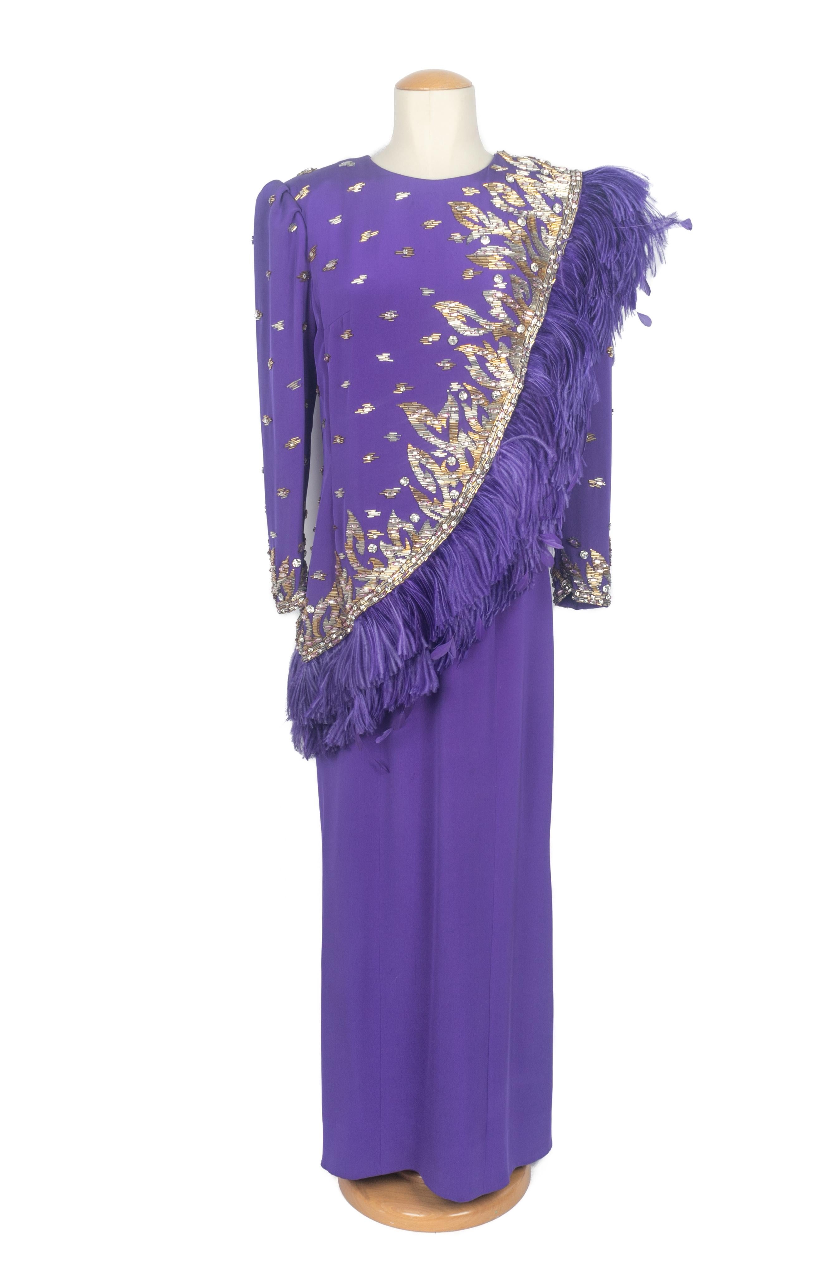 BALMAIN - (Fabriqué en France) Robe du soir en soie violette. Poitrine à effet chawl asymétrique agrémentée et bordée de plumes. Manque les étiquettes de composition et de taille, il convient à un 38FR. Collection Haute Couture Printemps-Eté 1986. A