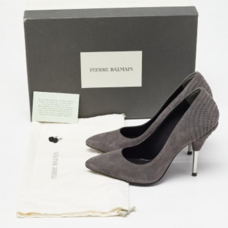 Exhibe un estilo elegante con este par de zapatos de salón. Estos elegantes zapatos están fabricados con materiales de calidad. Llevan suelas duraderas y tacones elegantes.
