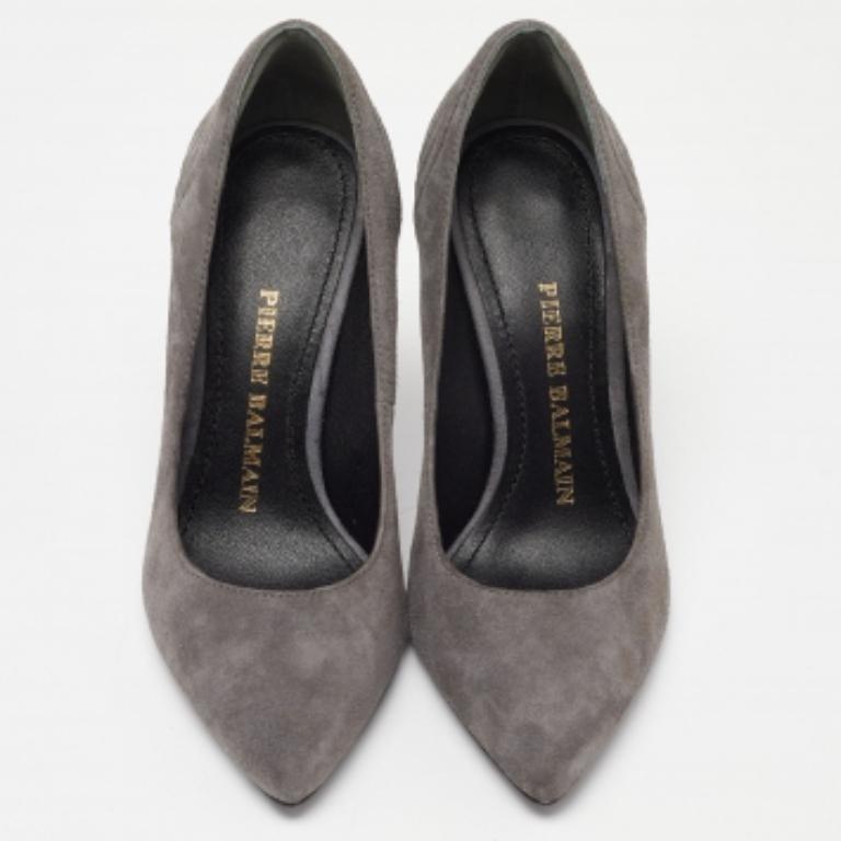 Pierre Balmain Bombas con punta de ante gris Talla 35 en Bueno estado para la venta en Dubai, Al Qouz 2
