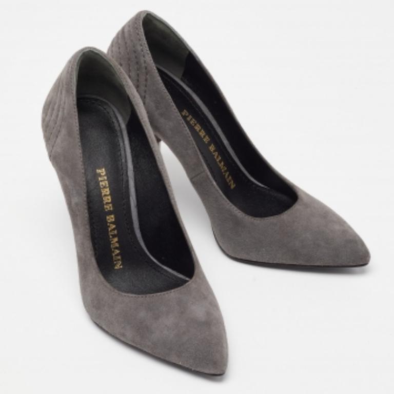 Pierre Balmain Bombas con punta de ante gris Talla 35 en venta 1