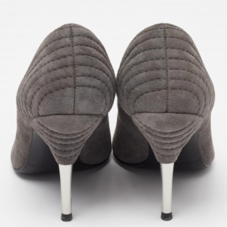 Pierre Balmain Bombas con punta de ante gris Talla 35 en venta 2