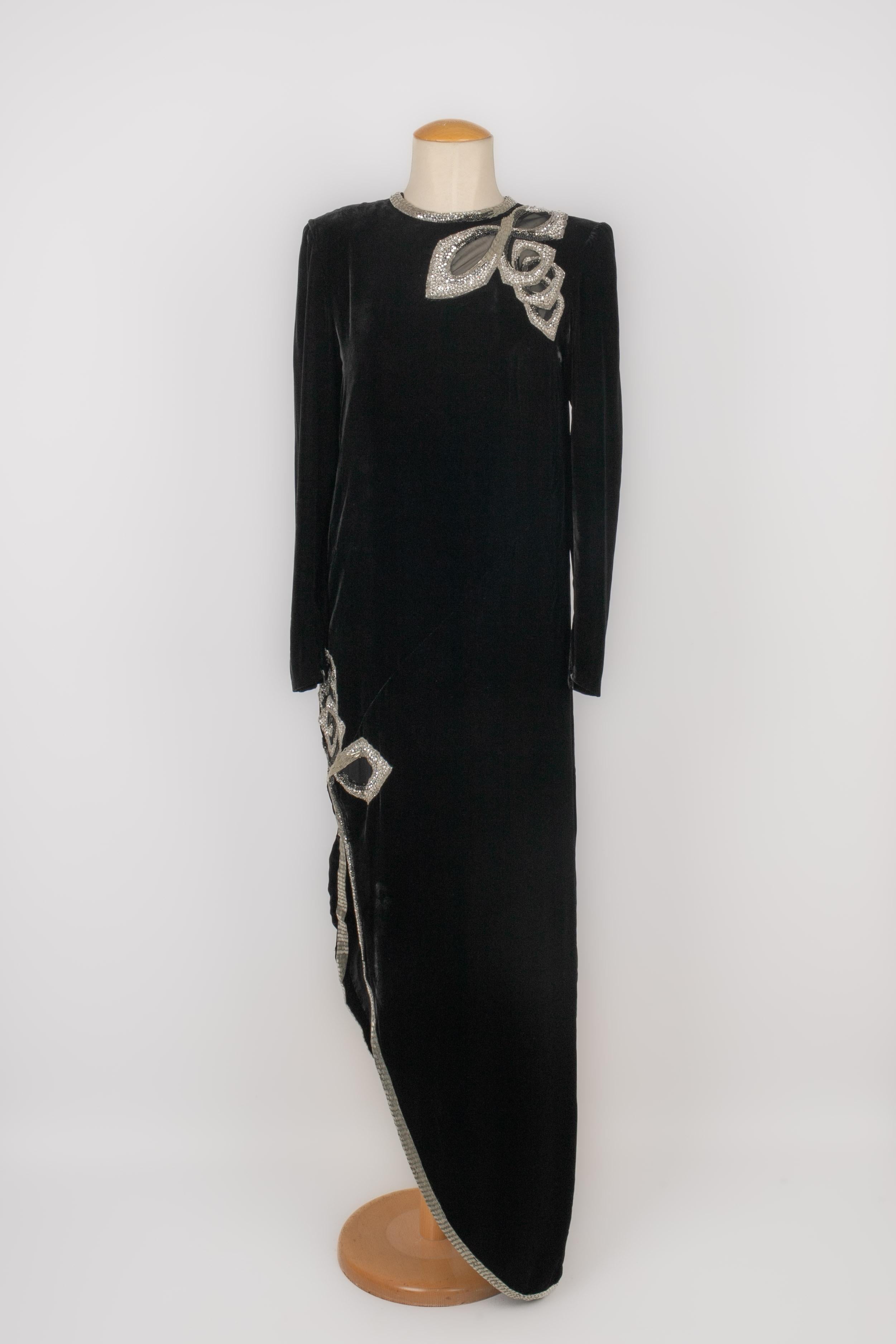 BALMAIN - (Fabricado en Francia) Vestido lápiz, escote redondo adornado con bordados de cuentas plateadas y lentejuelas. La falda tiene una abertura redondeada. No se indica la talla, se ajusta a una 36/38. Colección de Alta Costura Otoño-Invierno