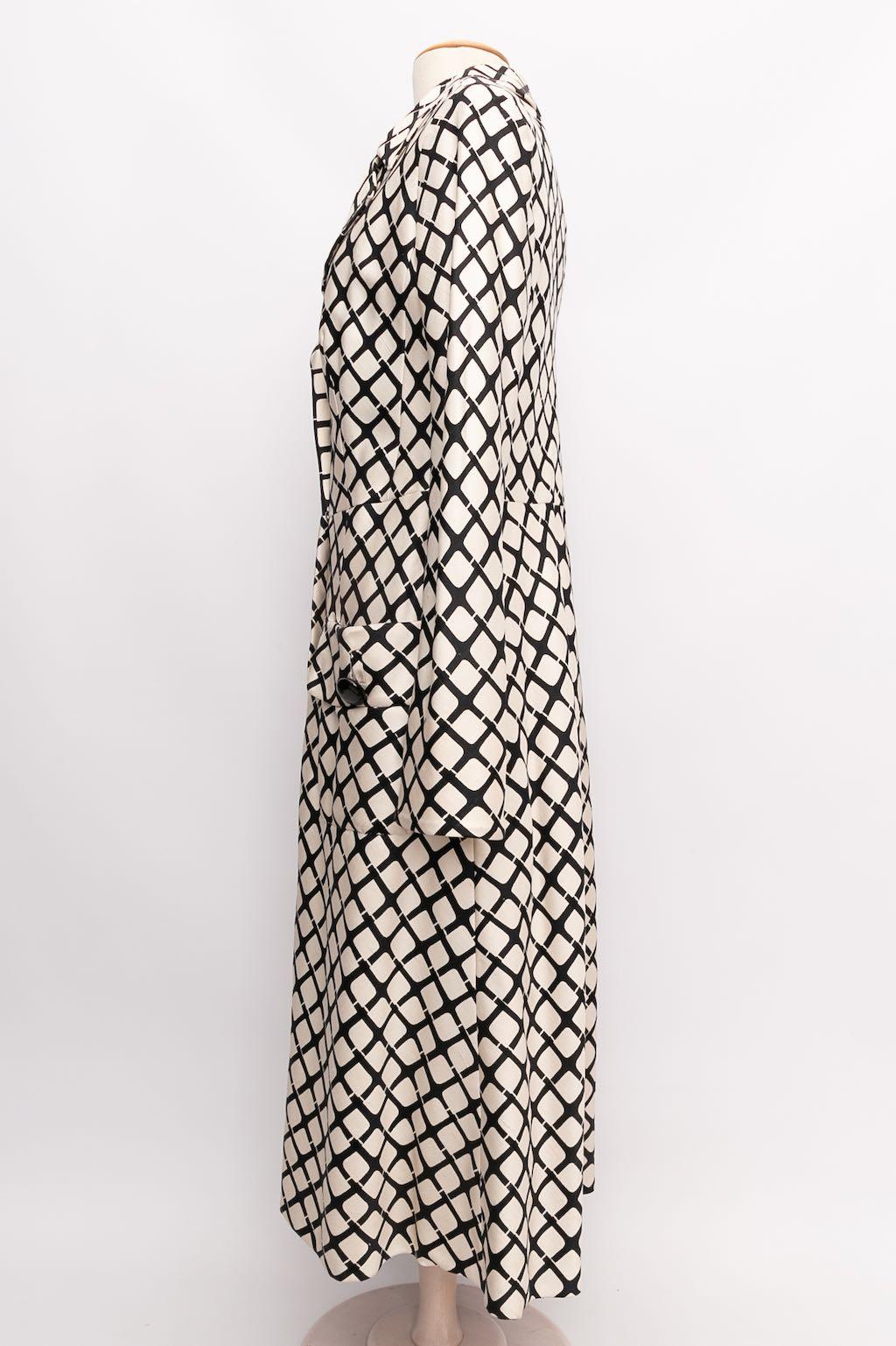 Pierre Balmain Haute Couture (Ribbon N°148889) Long silk coat with a black and white pattern

Additional information: 
Dimensions: Shoulders: 48 cm (18.9