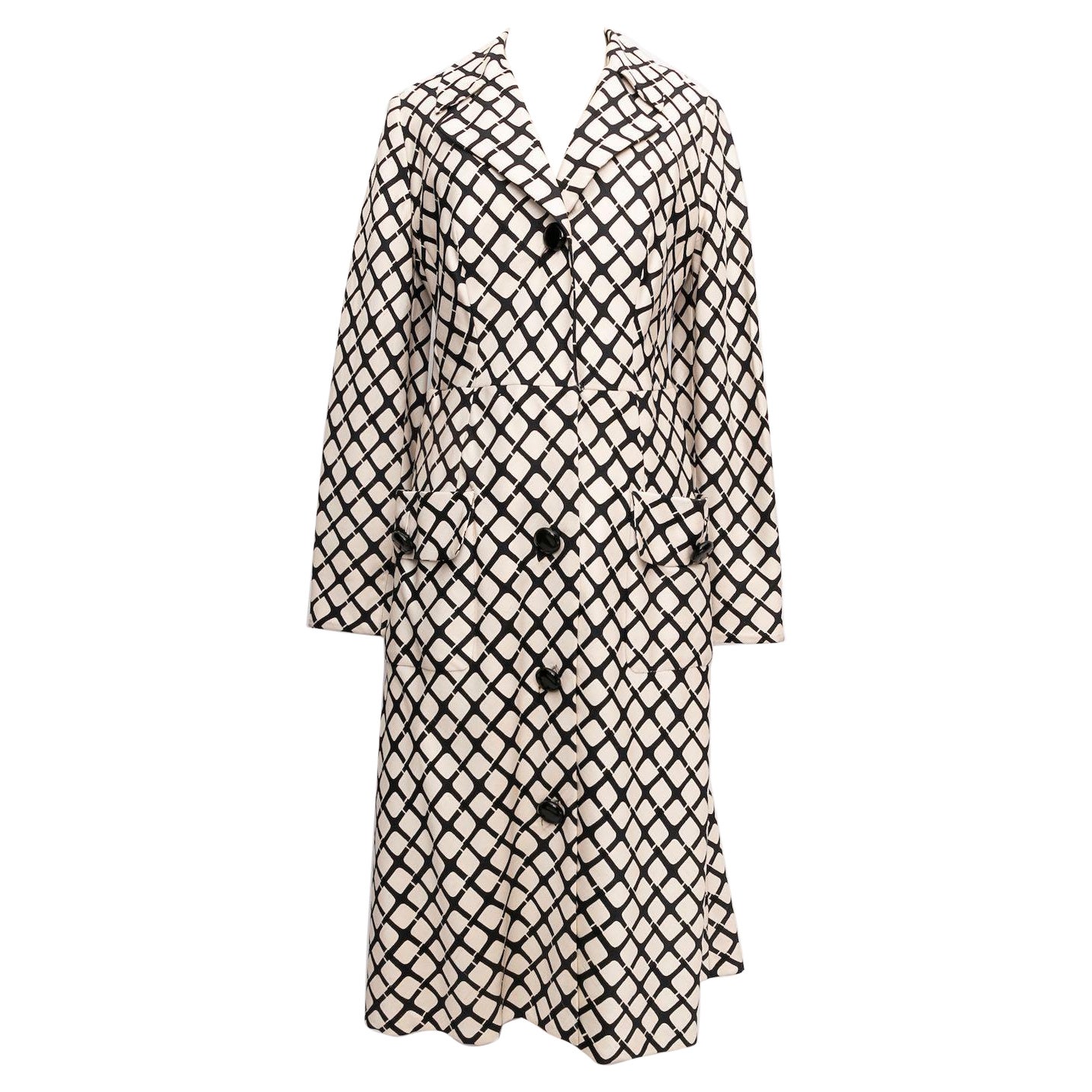 Pierre Balmain Haute Couture Manteau long en soie sur fond noir et blanc