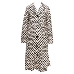 Pierre Balmain Haute Couture Manteau long en soie sur fond noir et blanc