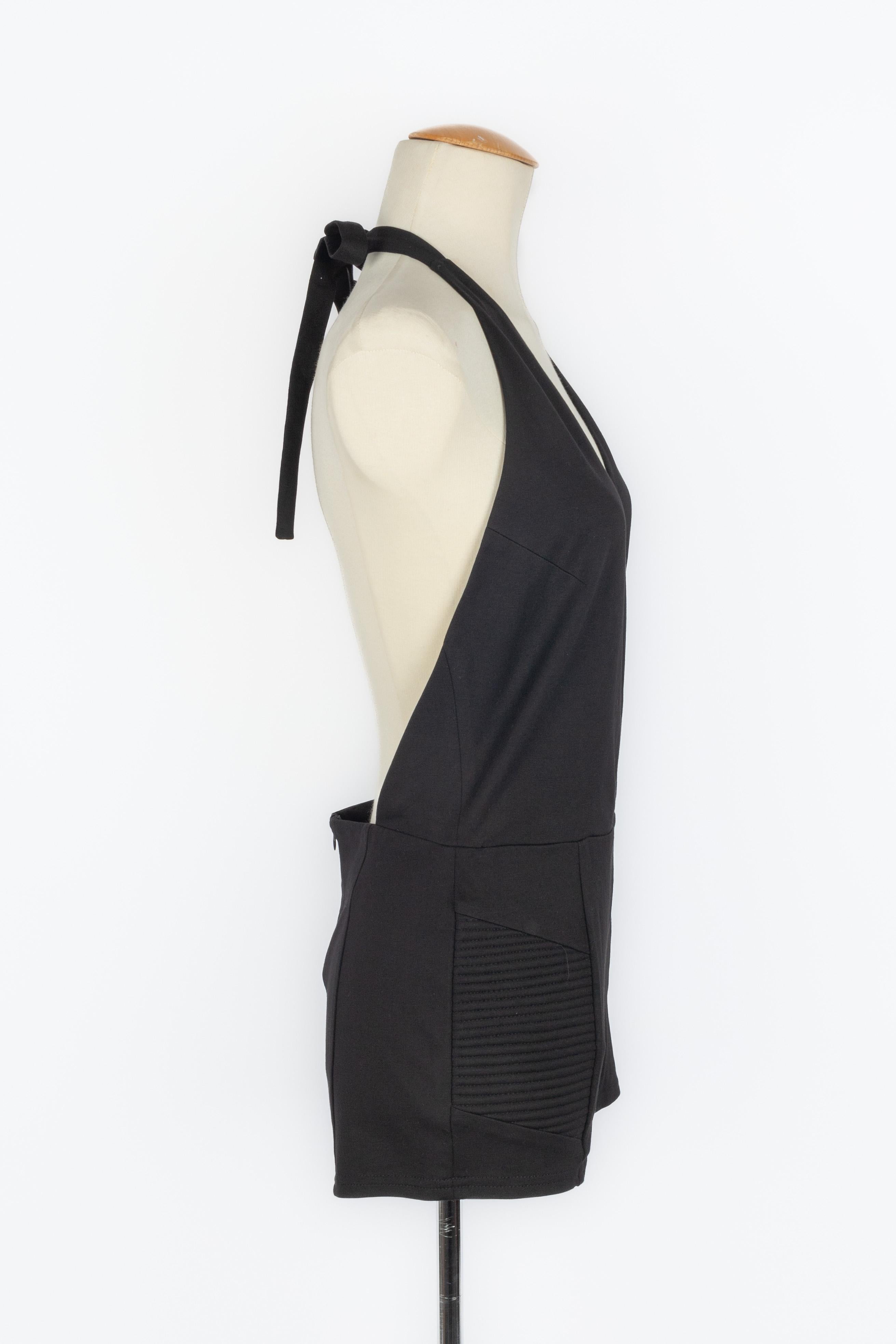 BALMAIN - Mono corto negro con espalda abierta. Se indica la talla 40FR.

Estado:
Muy buen estado

Dimensiones:
Pecho: 40 cm - Cintura: 38 cm - Largo: 67 cm

SKU:FT205