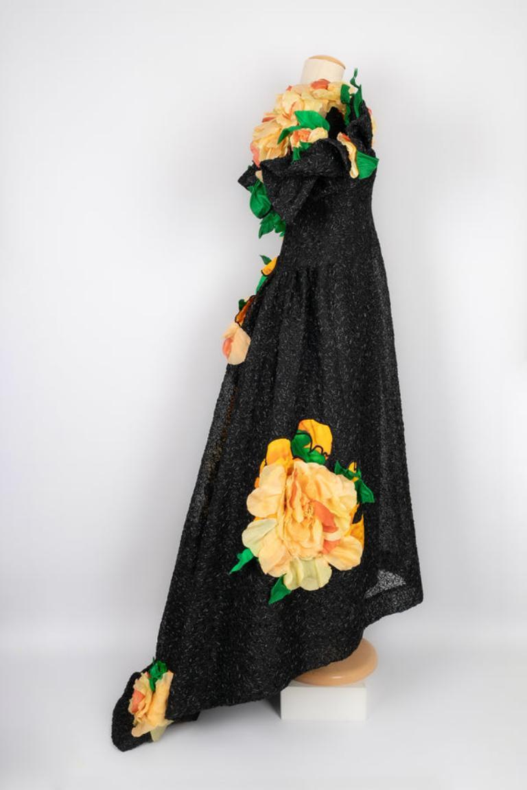 Balmain - (Made in France) Maxi robe Haute Couture avec traine en organza entièrement soutaché de raphia. Applications de fleurs en soie jaune à feuilles baleinée vertes. Etiquette de taille et de composition absentes, elle convient à un 36FR.