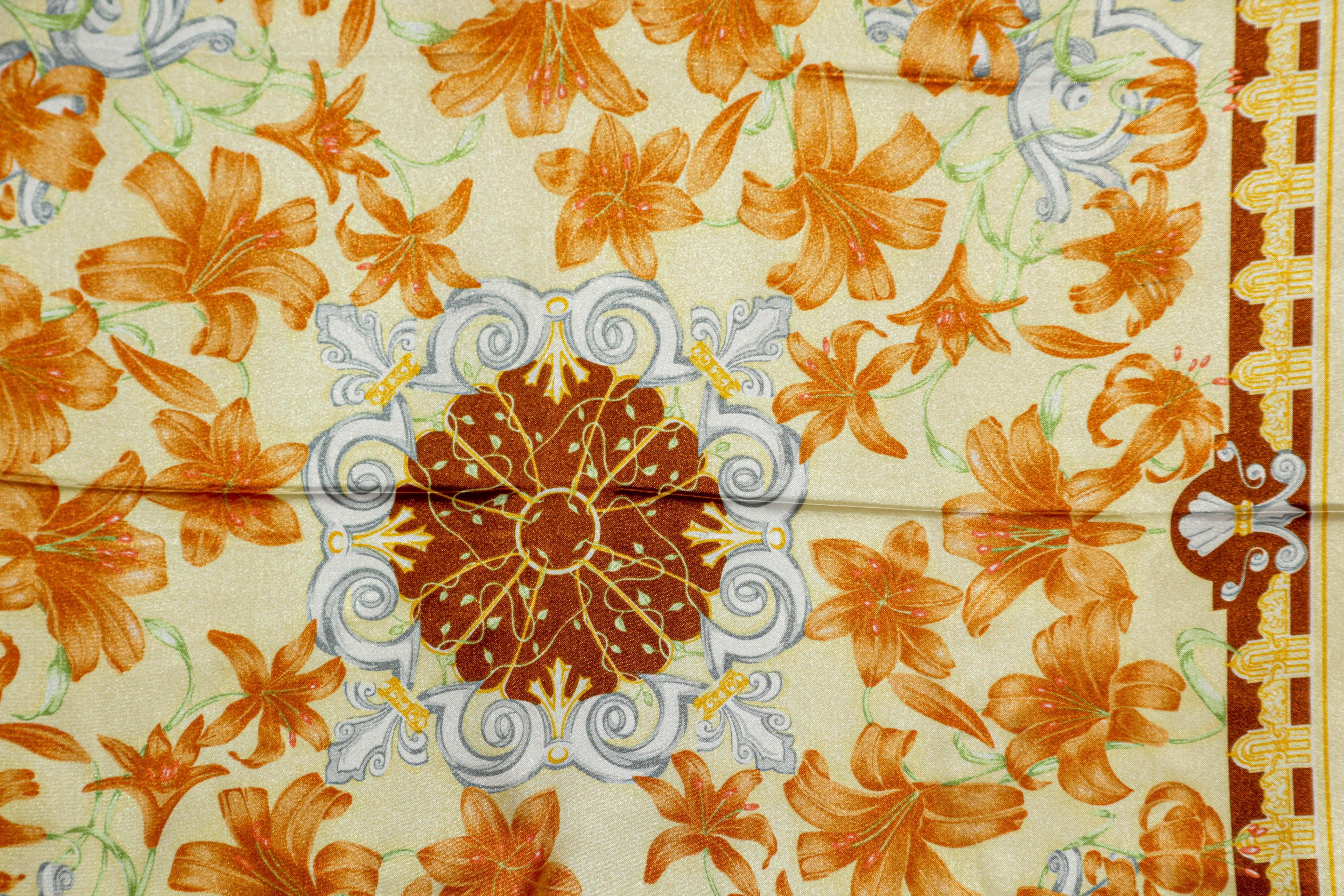 Pierre Balmain François 1er-Schal.
PIERRE BALMAIN François 1er. Vintage Satinschal, Paris, Frankreich. 
Hübsches hellgelbes Blumenmotiv. 
Zubehör für Frauen. 
Unterschrieben.
30 x 30 Zoll.
Polyester Hergestellt in Frankreich.