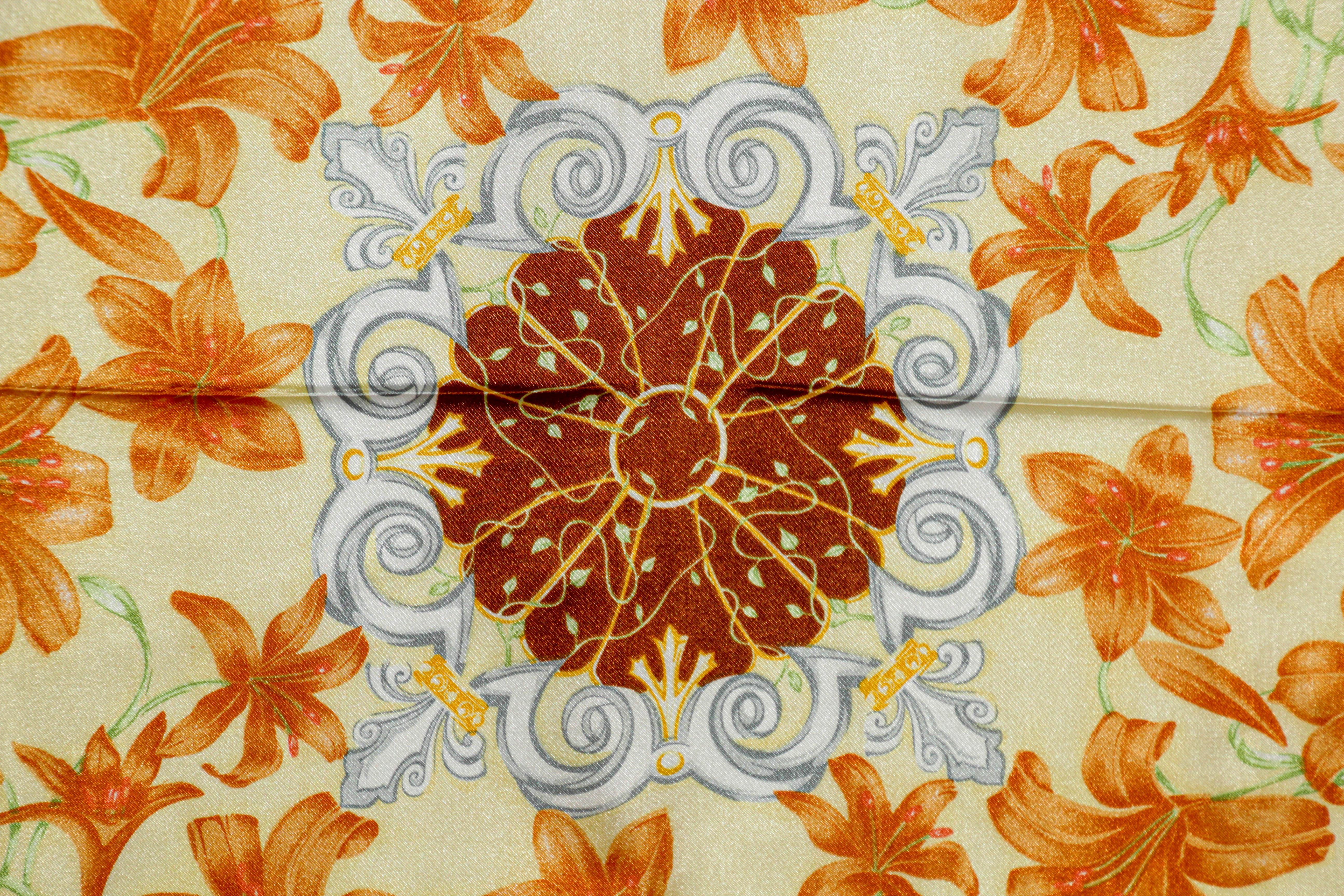 Pierre Balmain Paris François 1er Schal Gelb mit Blumenmotiv für Damen oder Herren im Angebot