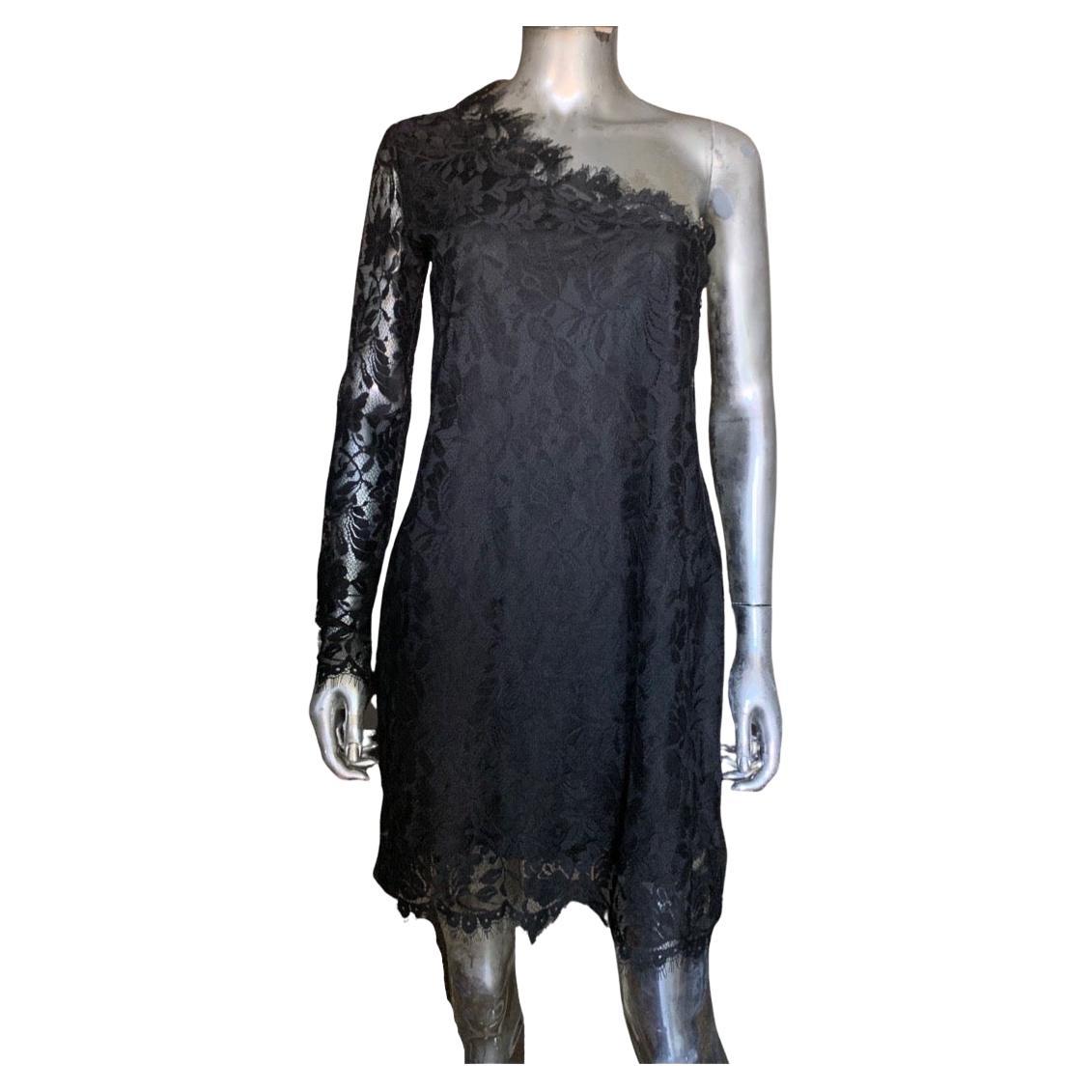 Oh, dieses Kleid ist so schick! Ein umwerfendes Modell mit einer Schulter aus dem Haus Pierre Balmain, Paris. Diese Schönheit befindet sich seit zwei Jahrzehnten im Kleiderschrank einer unserer Lieblings-Fashionistas und wurde nie getragen. Es hat