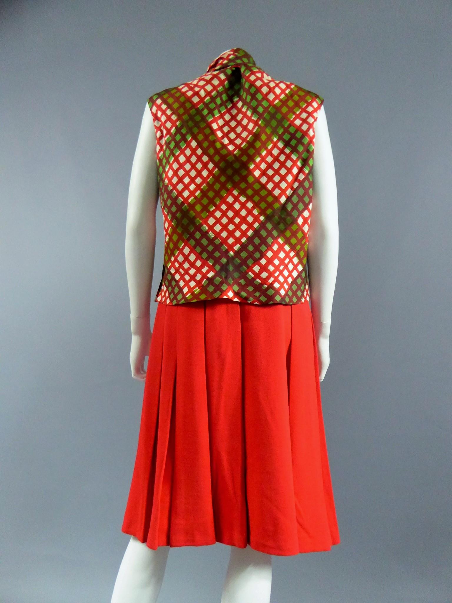 Ensemble di giacca e gonna a pieghe in seta rossa di Pierre Balmain, CIRCA 1965-1970 in vendita 6