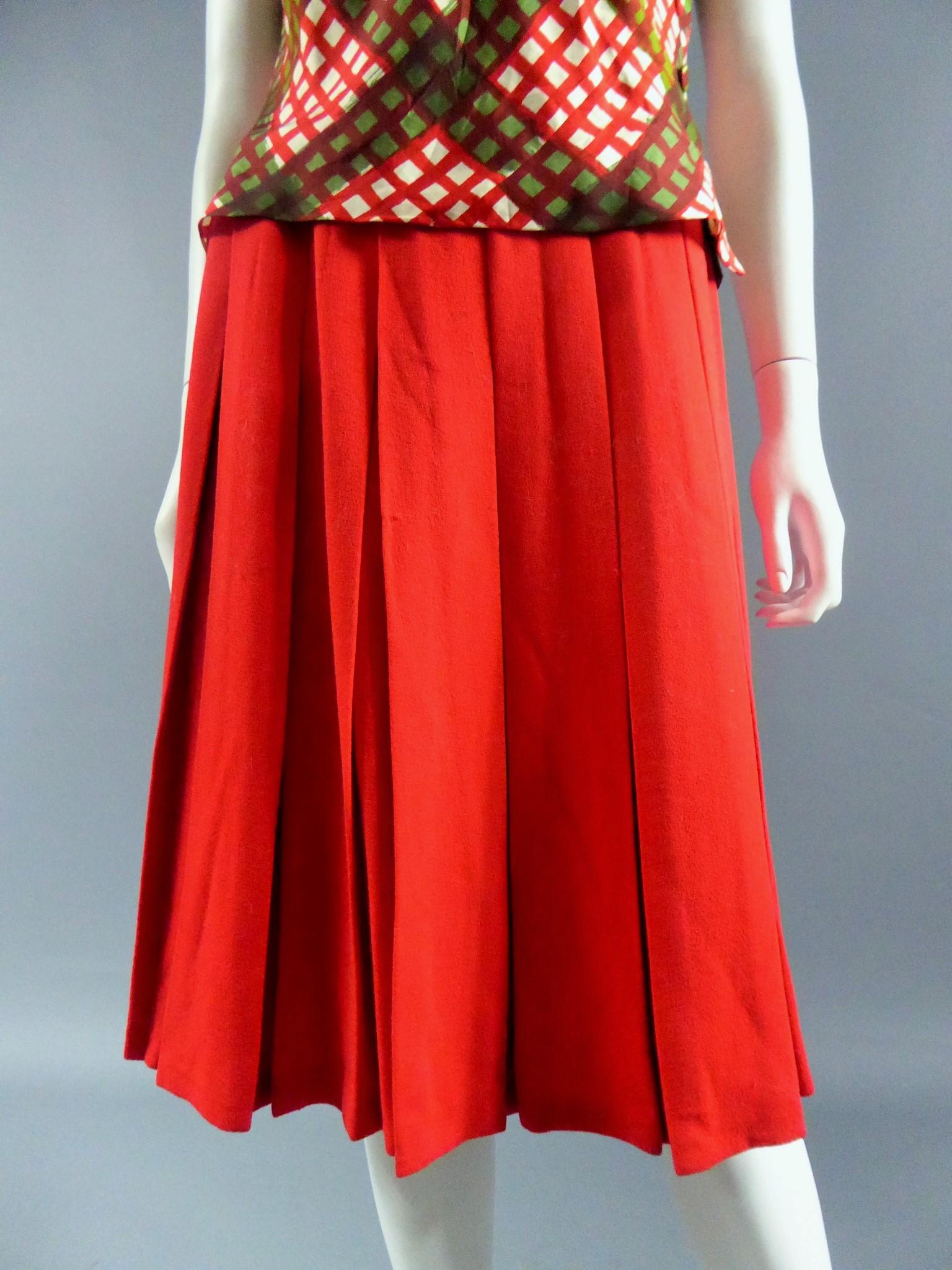 Ensemble di giacca e gonna a pieghe in seta rossa di Pierre Balmain, CIRCA 1965-1970 in vendita 7
