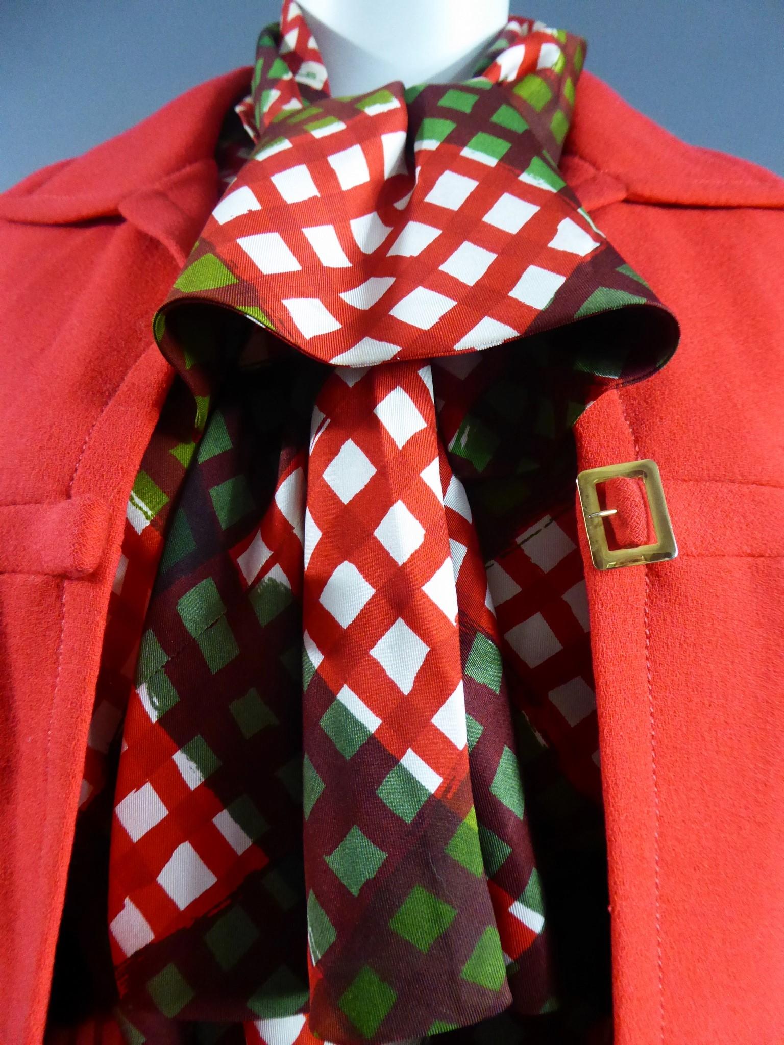 Ensemble di giacca e gonna a pieghe in seta rossa di Pierre Balmain, CIRCA 1965-1970 in vendita 8