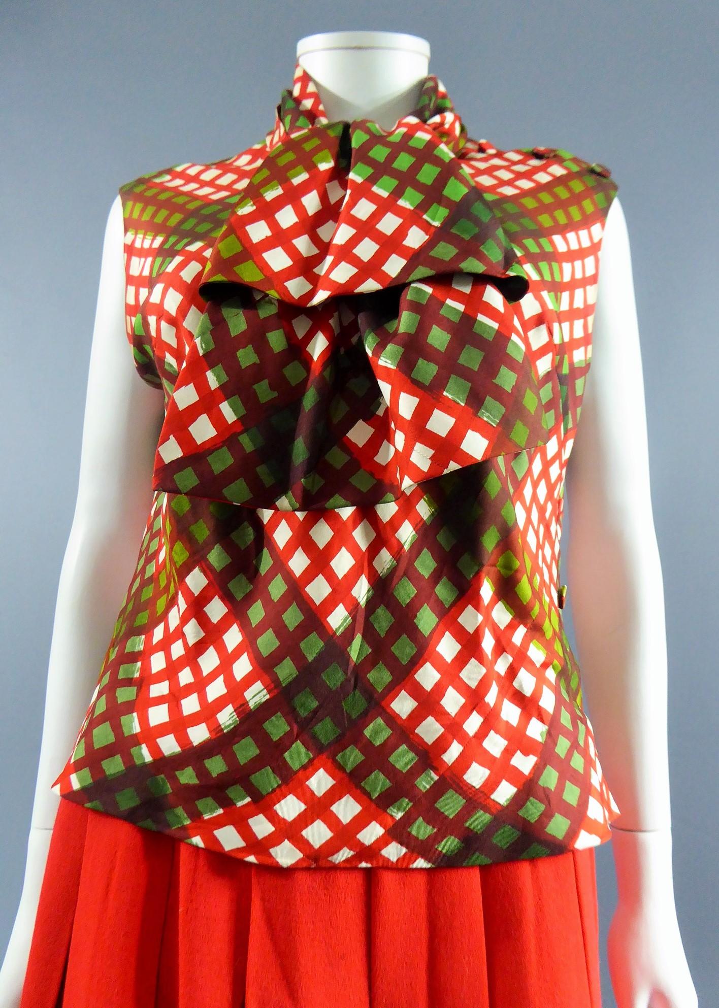 Ensemble di giacca e gonna a pieghe in seta rossa di Pierre Balmain, CIRCA 1965-1970 in vendita 9
