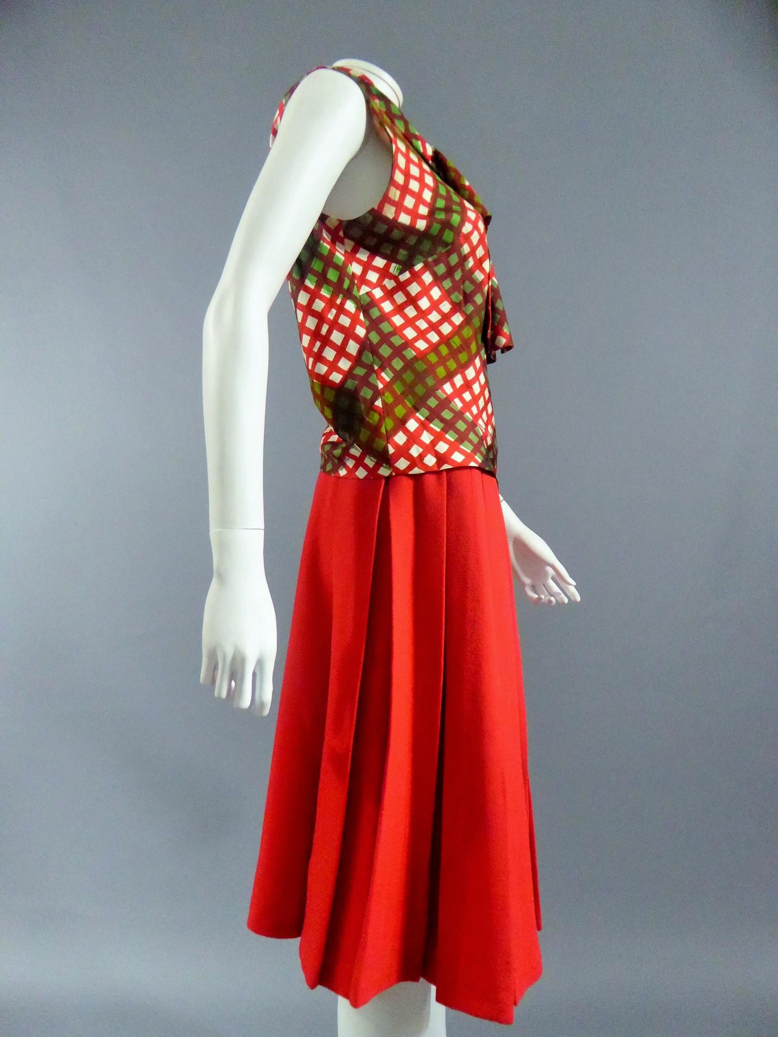Ensemble di giacca e gonna a pieghe in seta rossa di Pierre Balmain, CIRCA 1965-1970 in vendita 11